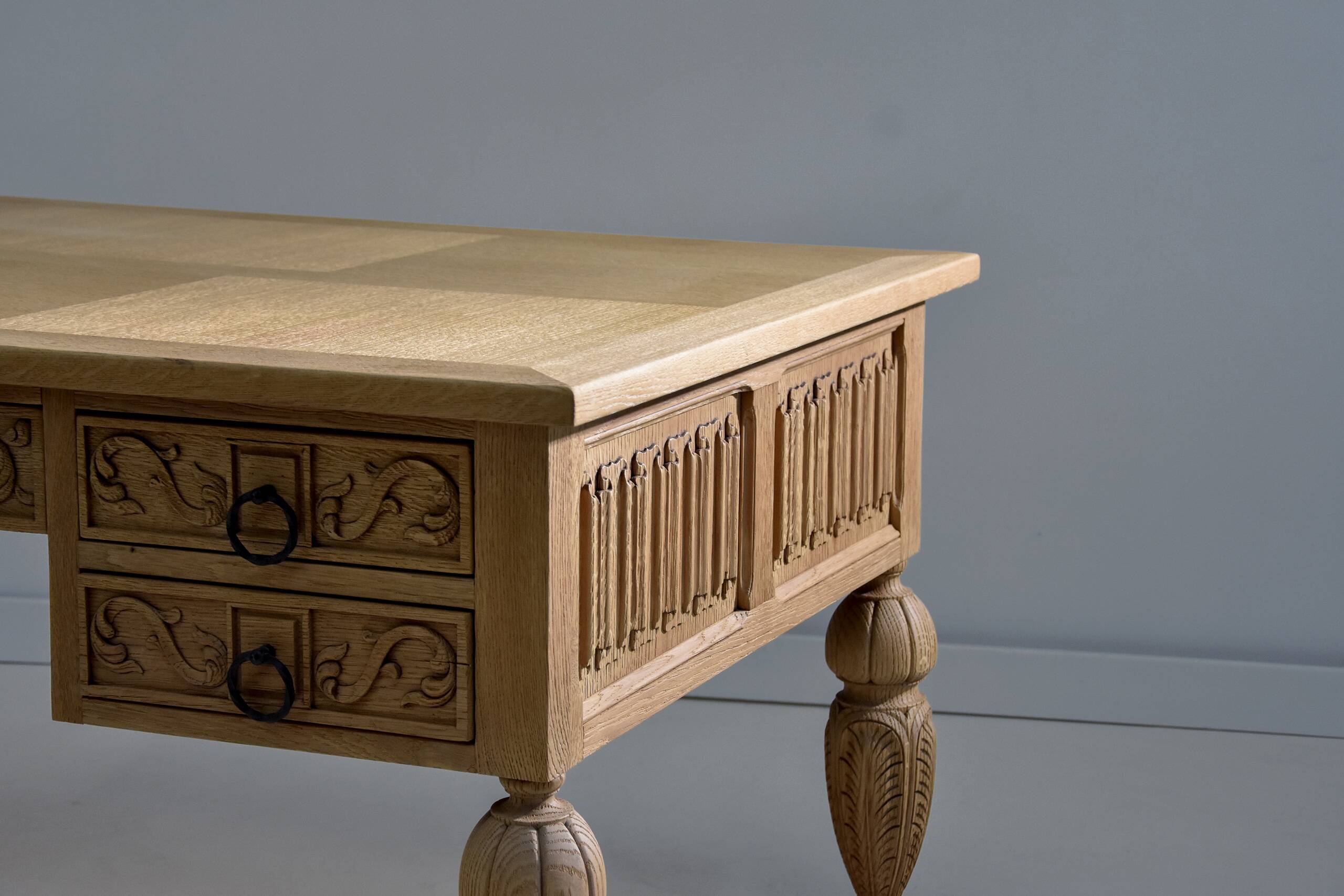 Bureau vintage en chêne massif sculpté – Style Renaissance