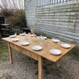 Old solid pine table – farmhouse spirit with a rustic style