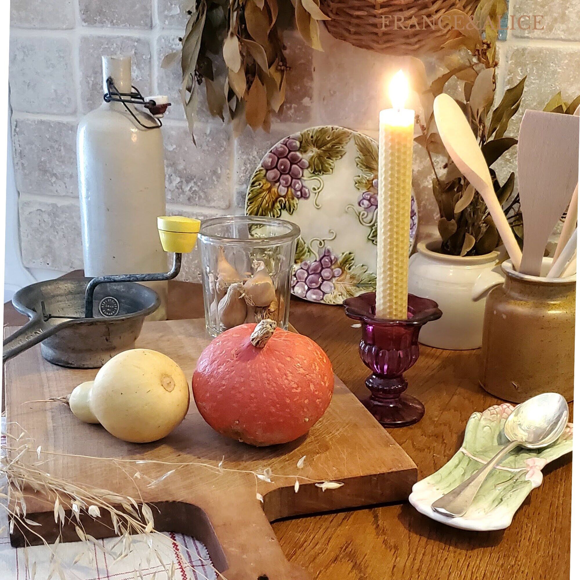 Antique slip plate – Vine leaves and bunches of grapes