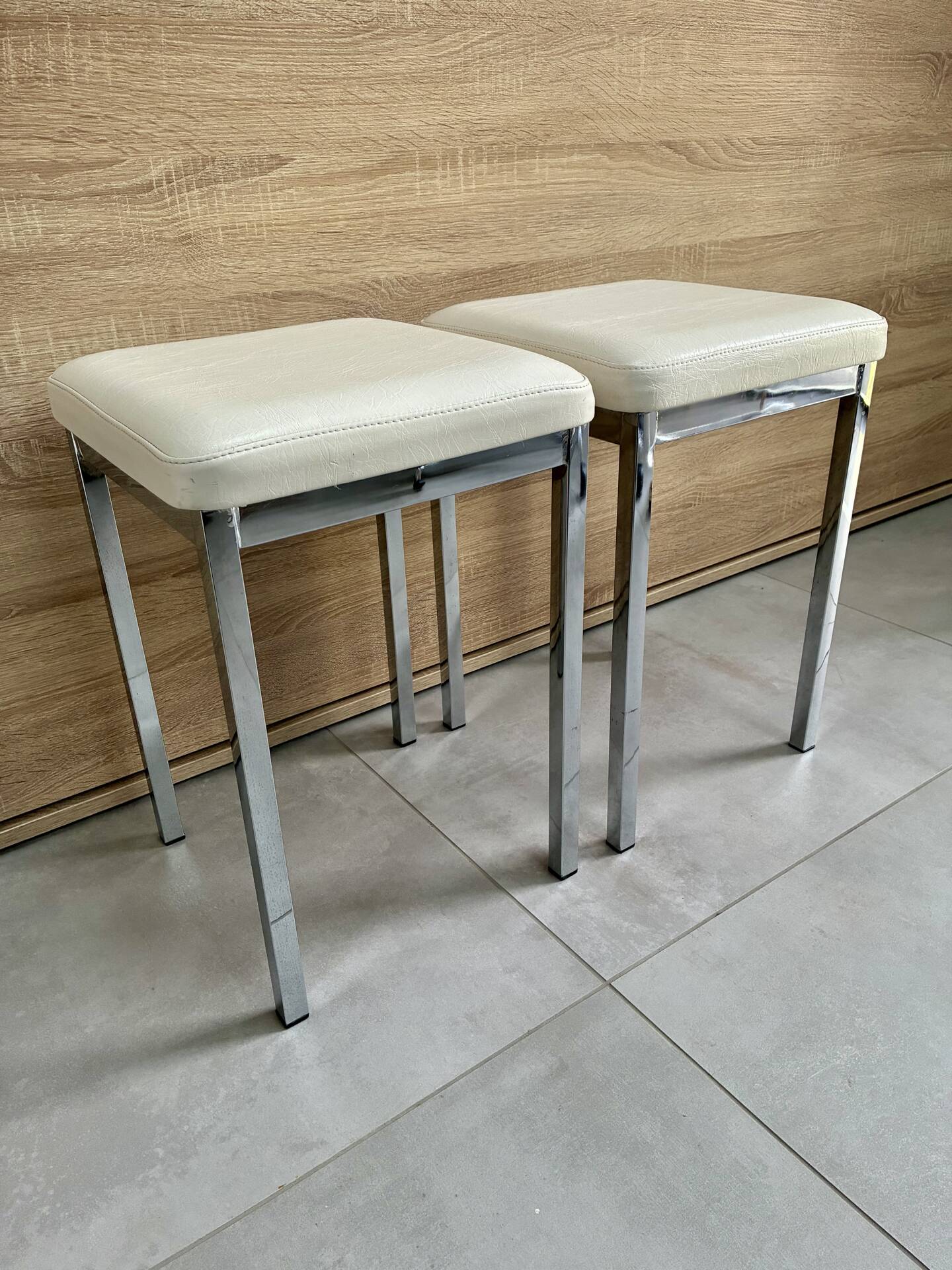 Pair of vintage 1980 chrome stools with white faux leather in very good condition.