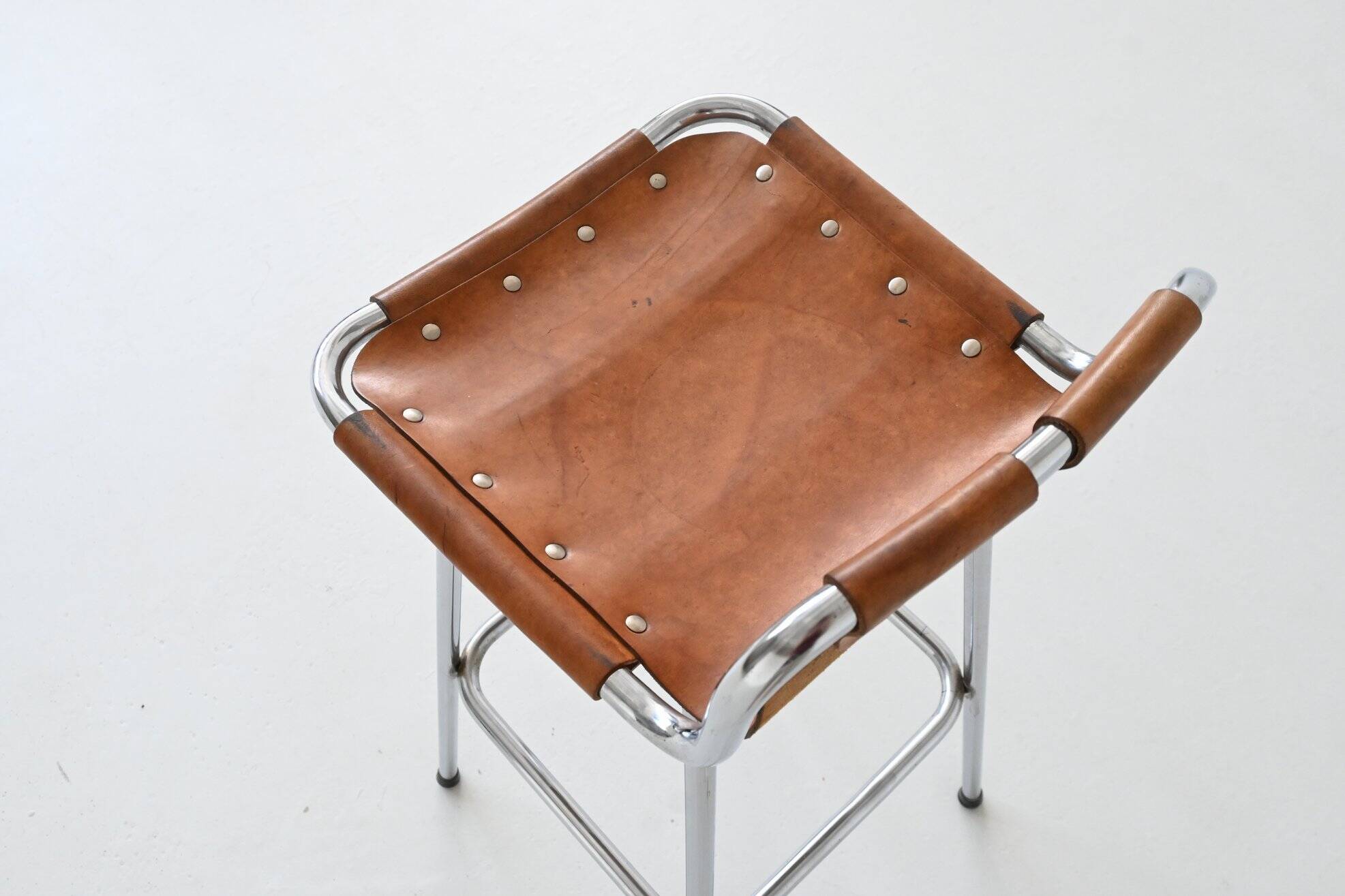 Tabourets de bar en cuir Charlotte Perriand Station de ski des Arcs France 1960