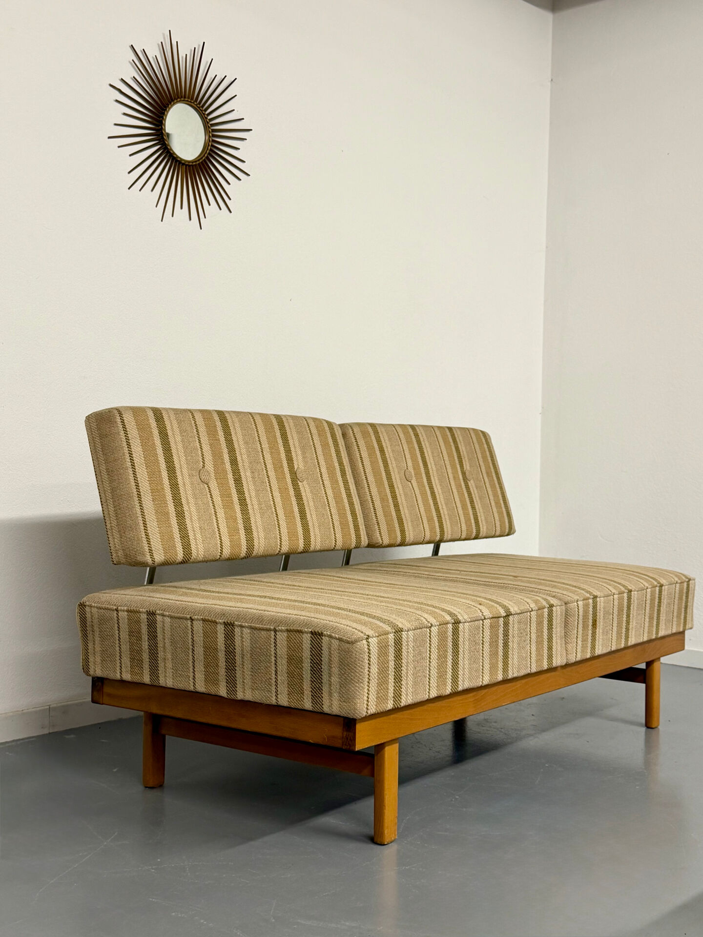 Vintage Daybed sofa bed design by Wilhelm Knoll model Stella from the 1960s.