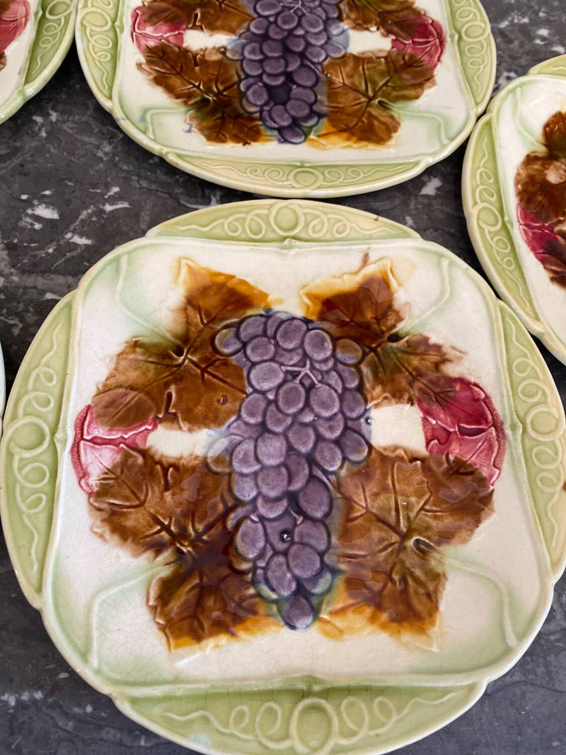 5 assiettes en barbotine