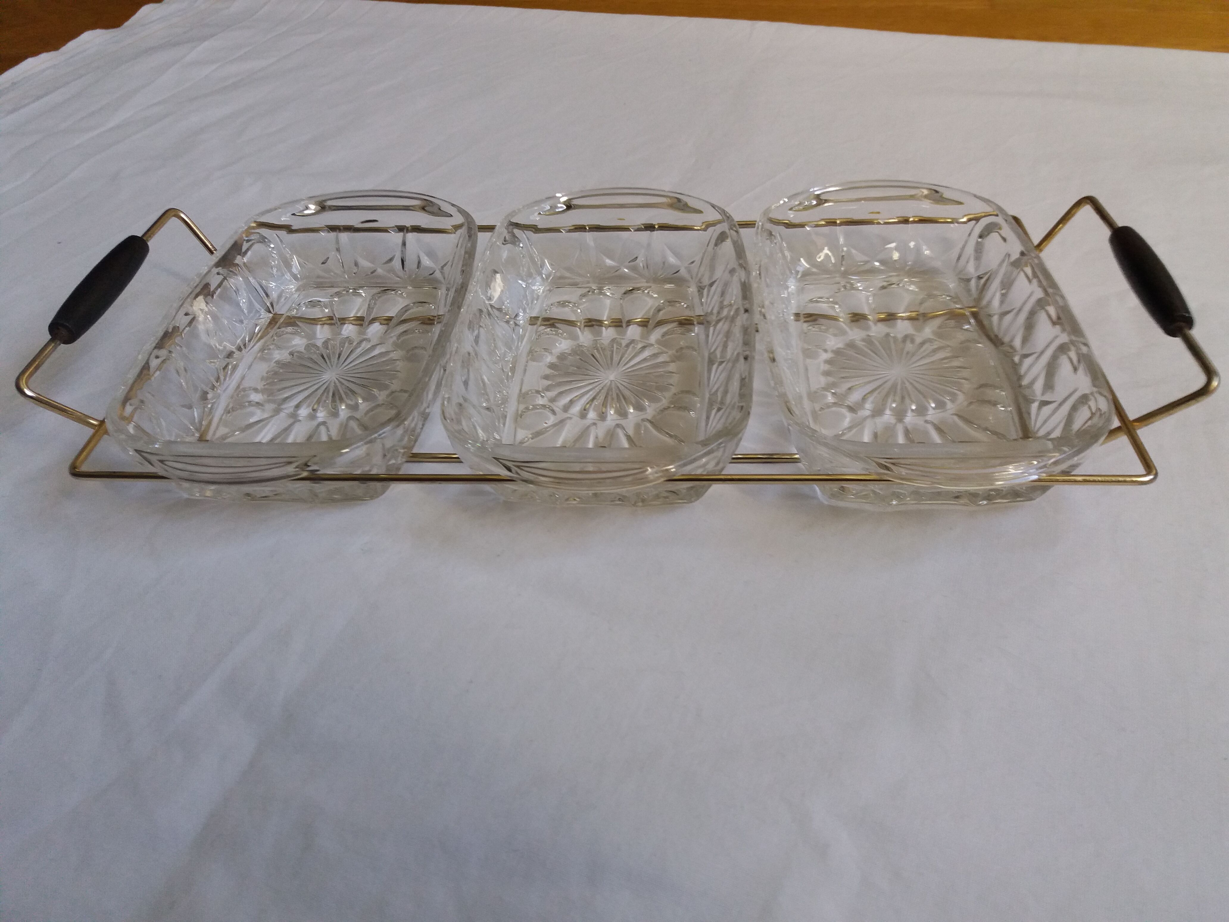 Aperitif serving tray with 3 glass ramekins