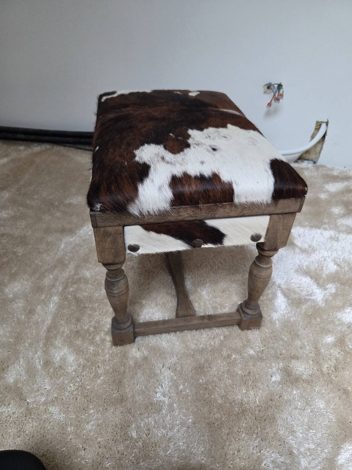 Tabouret coffre vintage en bois et peau de vache
