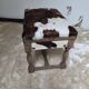 Tabouret coffre vintage en bois et peau de vache