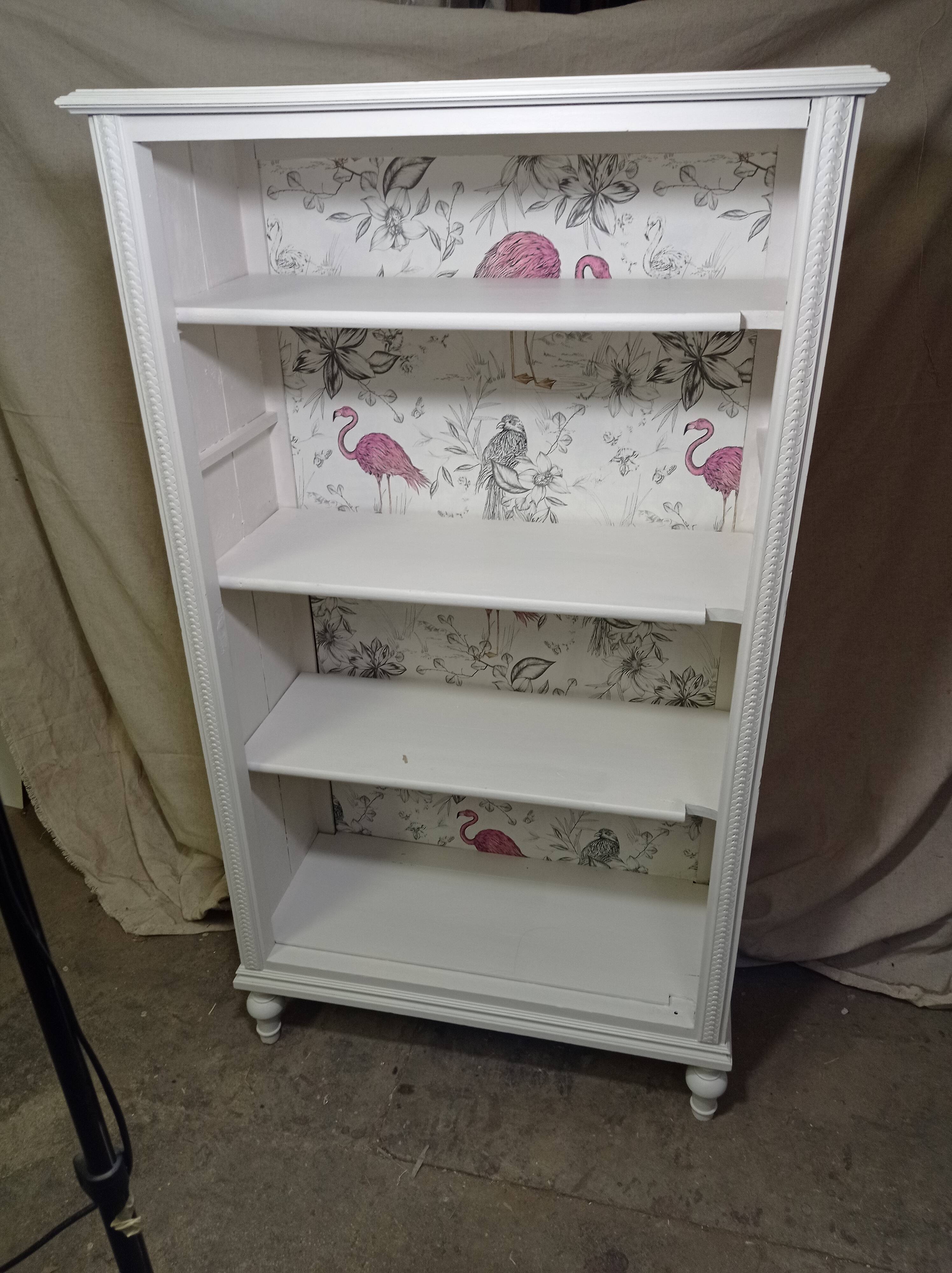 Armoire avec papier peint