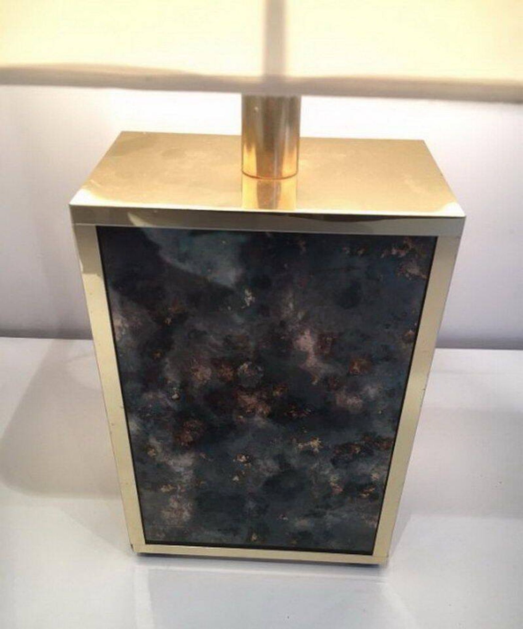 Lamp in gilded metal and stylized glass. In the style of Aldo Tura