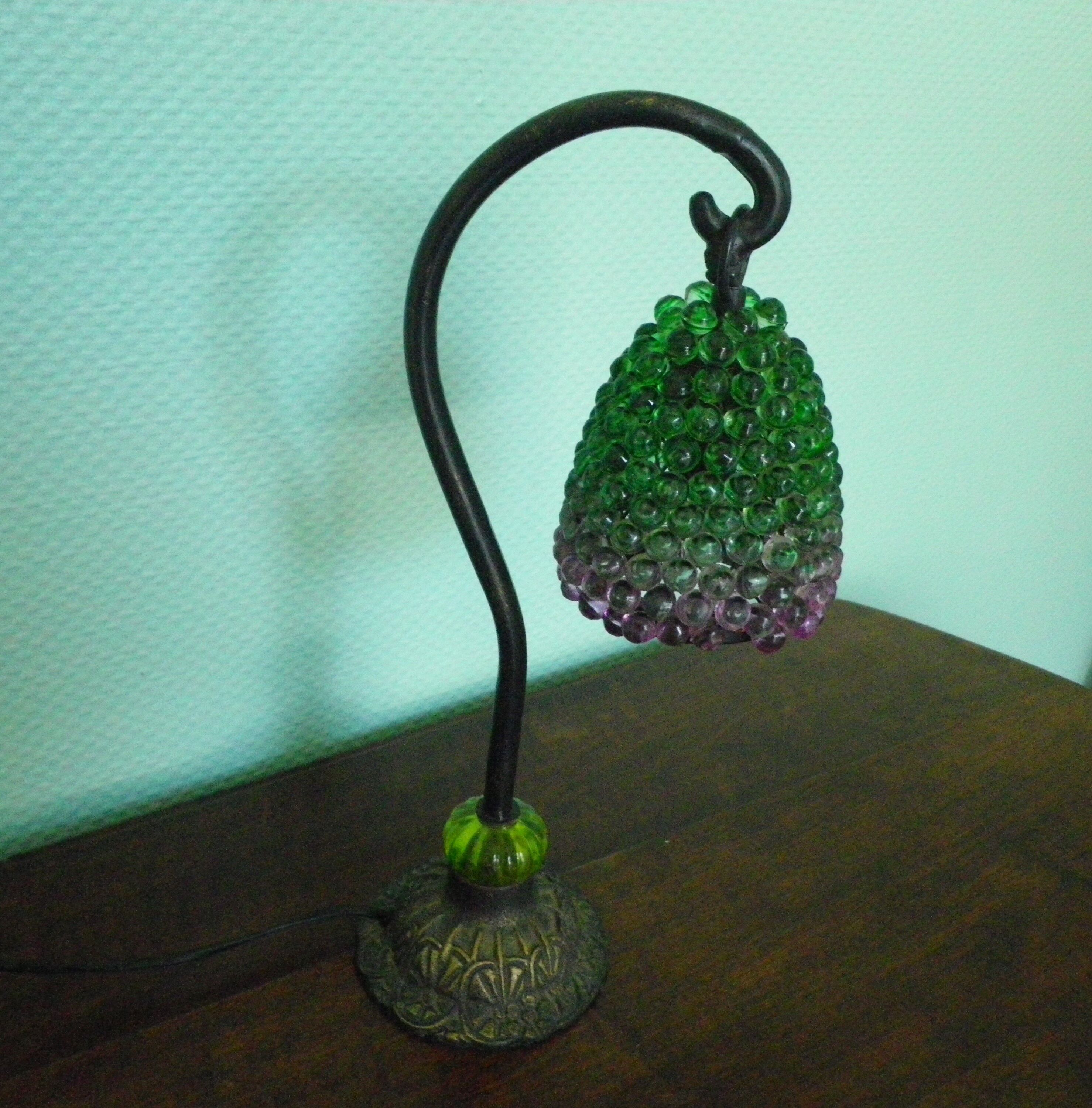 Lampe à poser, pied en fonte et abat jour en perles années 60