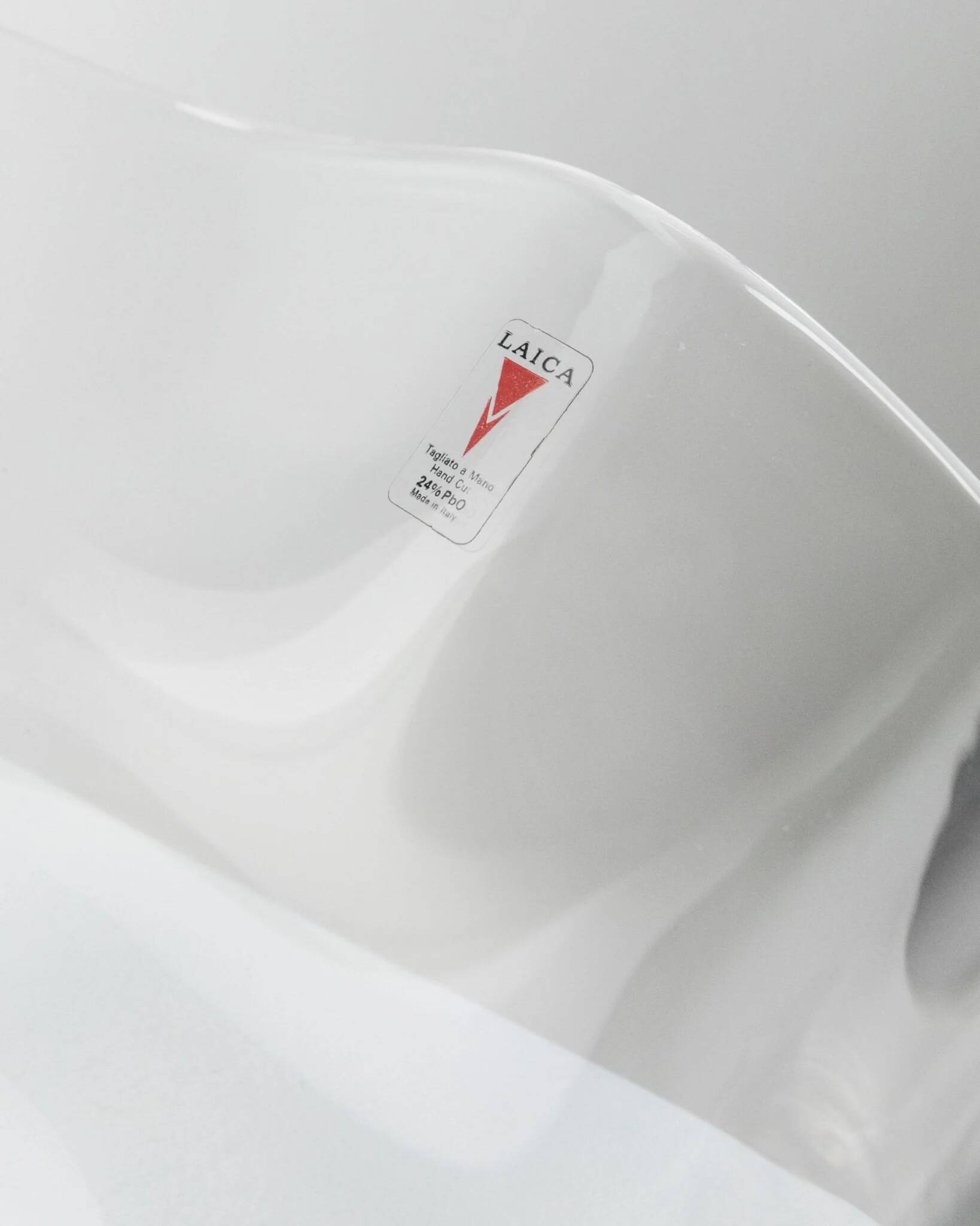 Immense bol en verre transparent de 16,5 pouces par Laica Cristalleria – Centre de table à bord ondulé, Italie, années 1990.