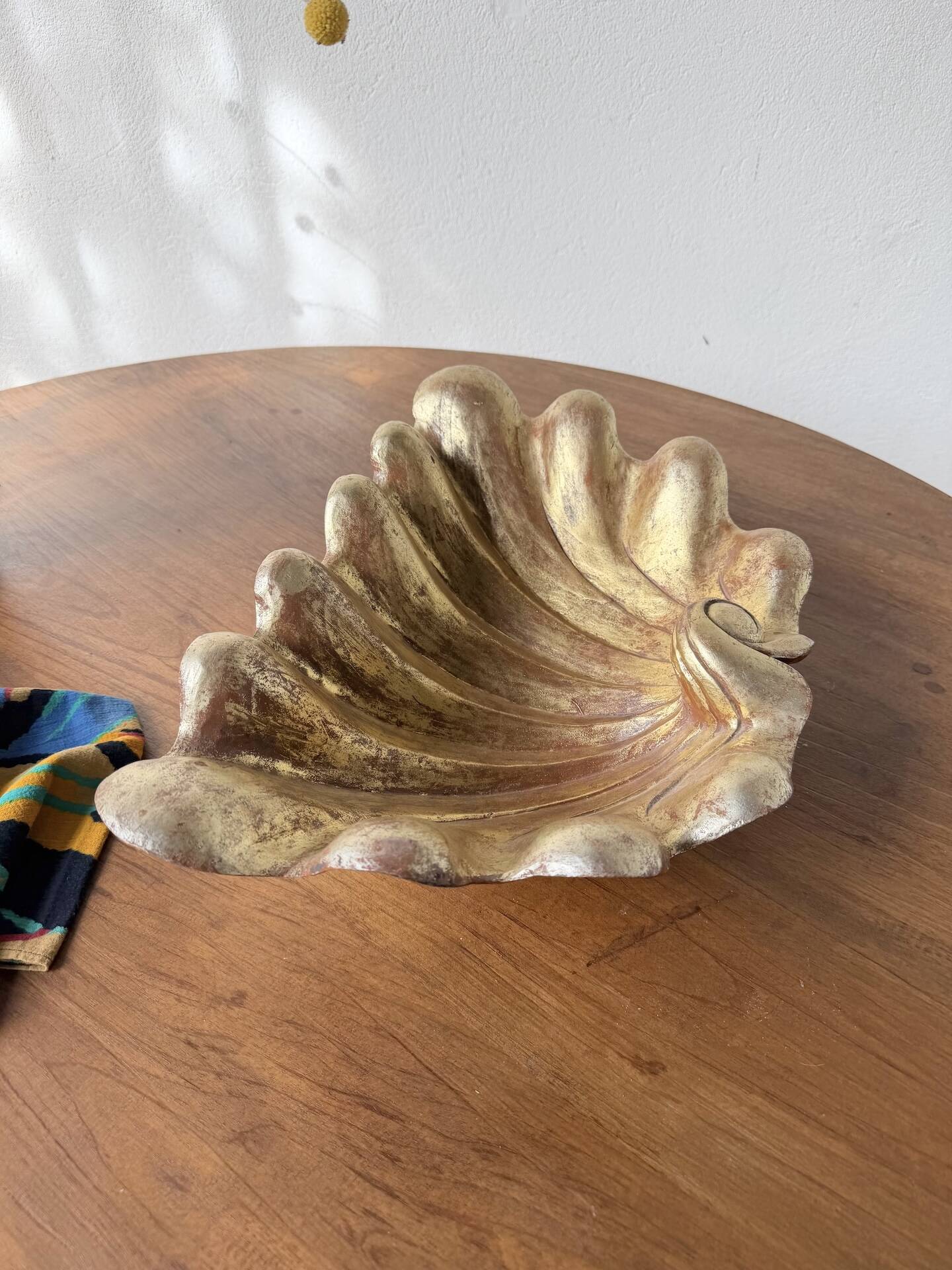 Immense wooden plate 1900 shell with golden patina
