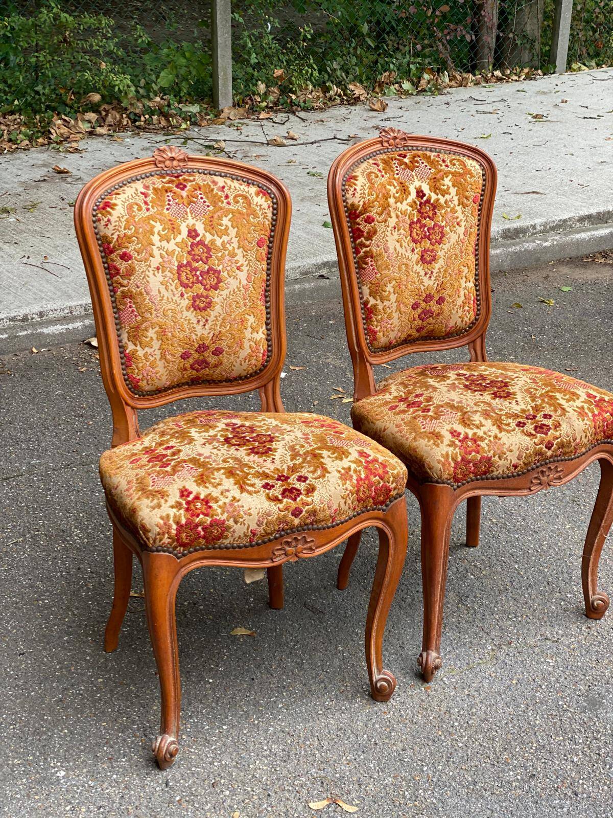 2 Louis XV chairs in solid wood and red-yellow fabric