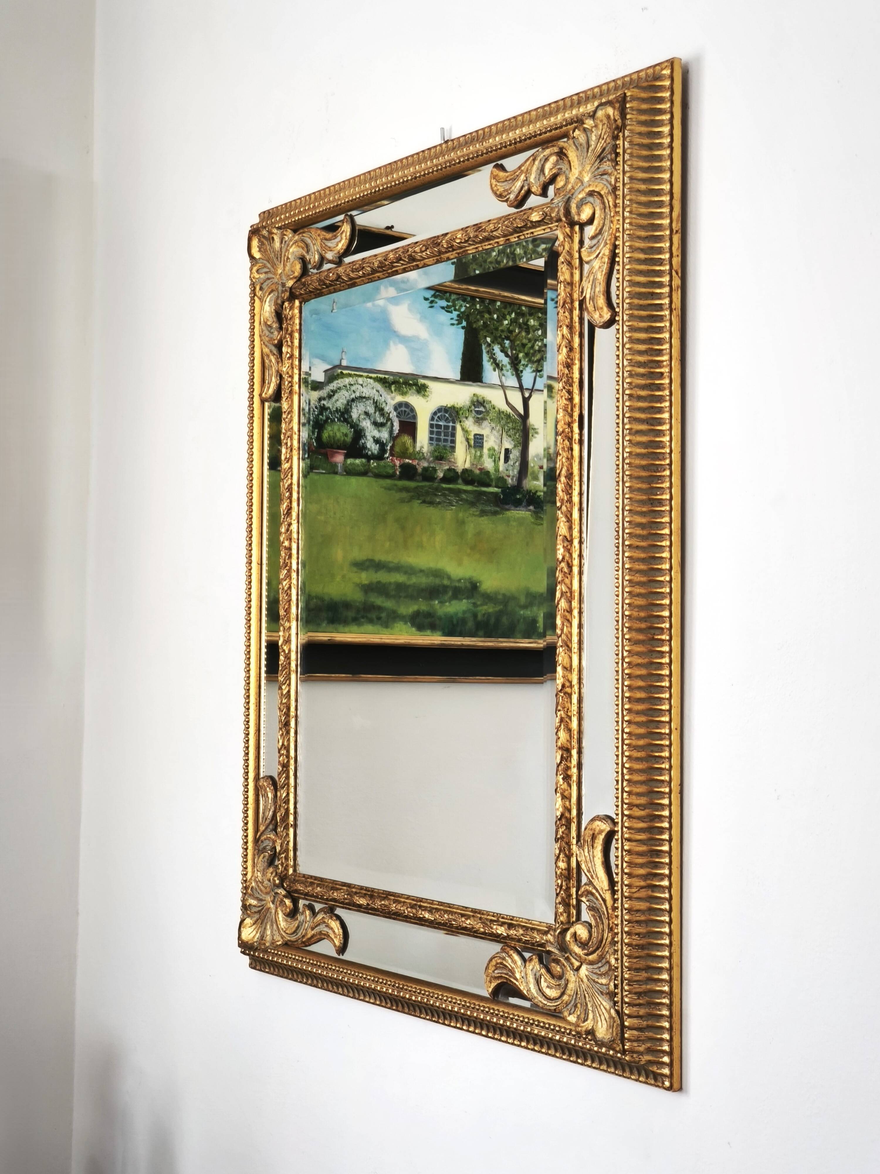 Grand miroir italien doré en bois à verre biseauté