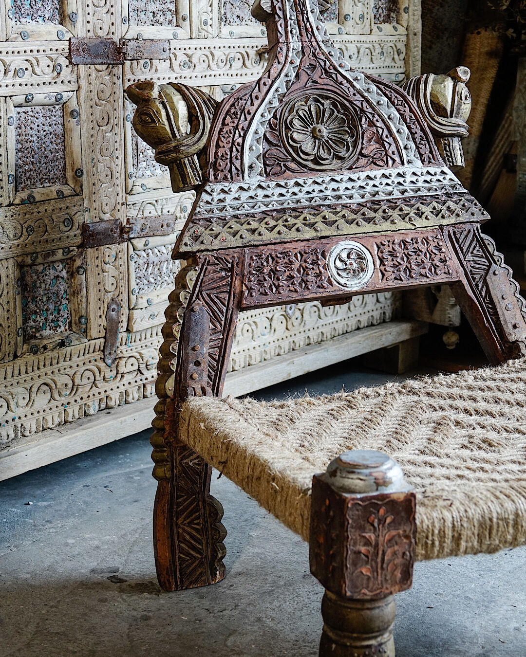 Chaise en bois sculpté et corde