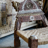 Chaise en bois sculpté et corde