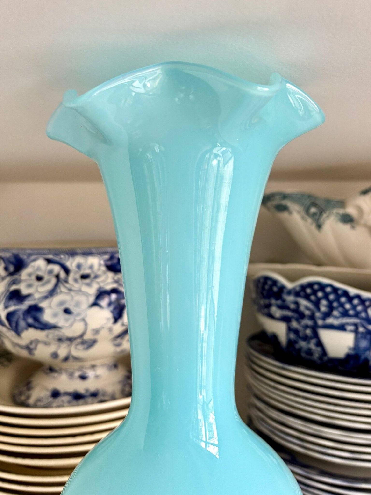 Vase en opaline blanche et bleu ciel