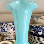Vase en opaline blanche et bleu ciel