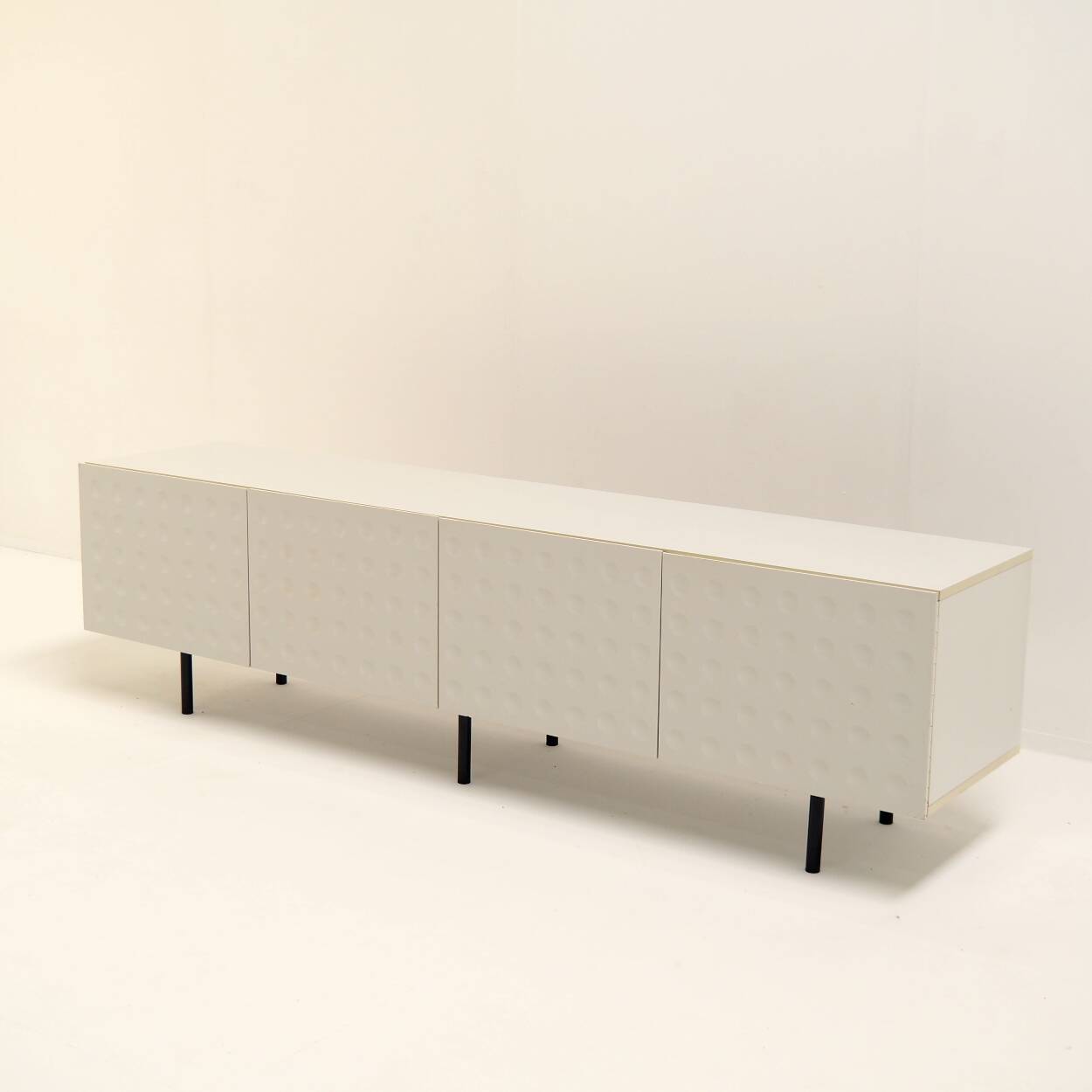 Buffet vintage avec de belles portes graphiques