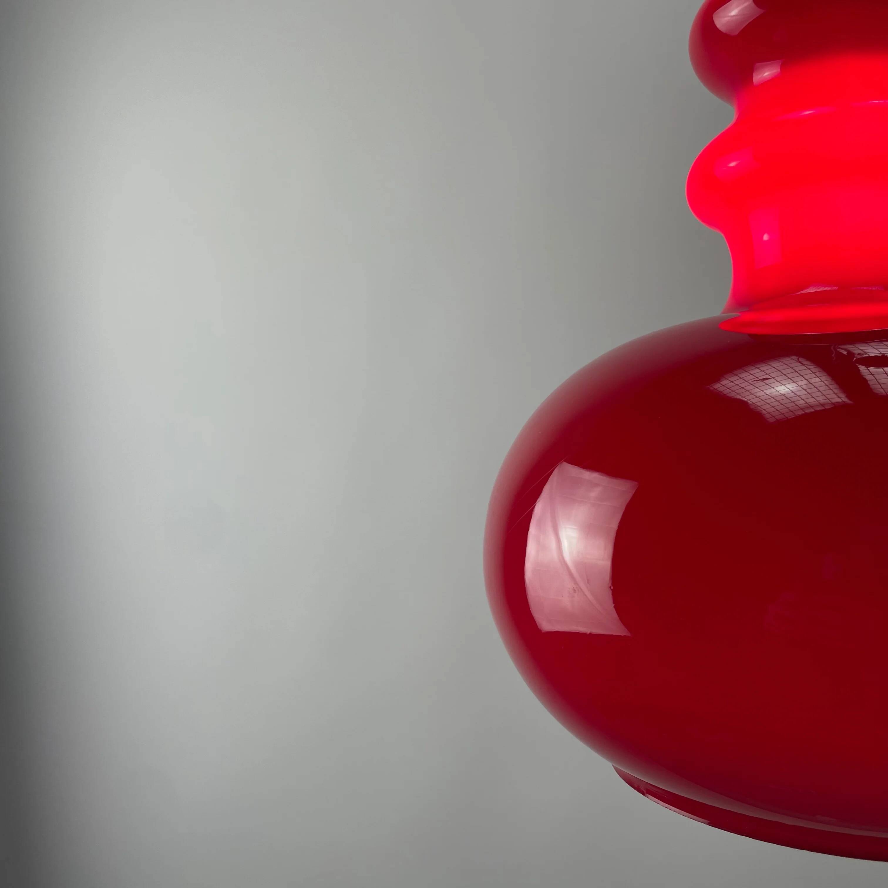 Suspension en verre rouge par Peill et Putzler, 1960