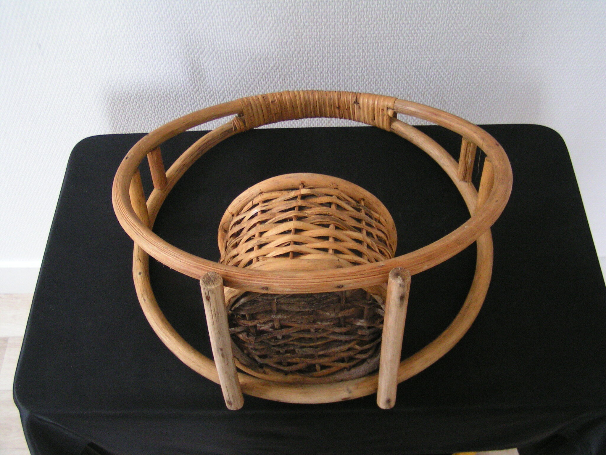 Porte plante à suspendre en rotin années 60