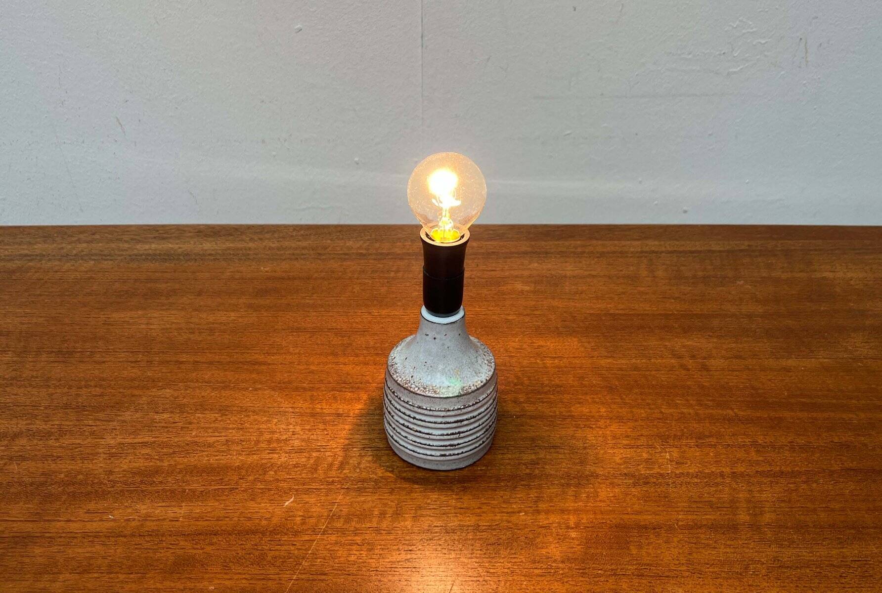 Mid-century modern studio pottery table lamp by Axella, 1960s.