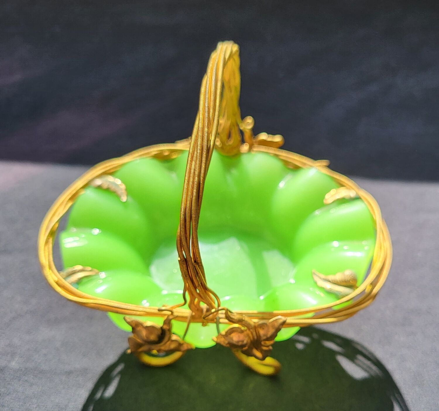 Empty pocket basket in green opaline (uranium/uraline)