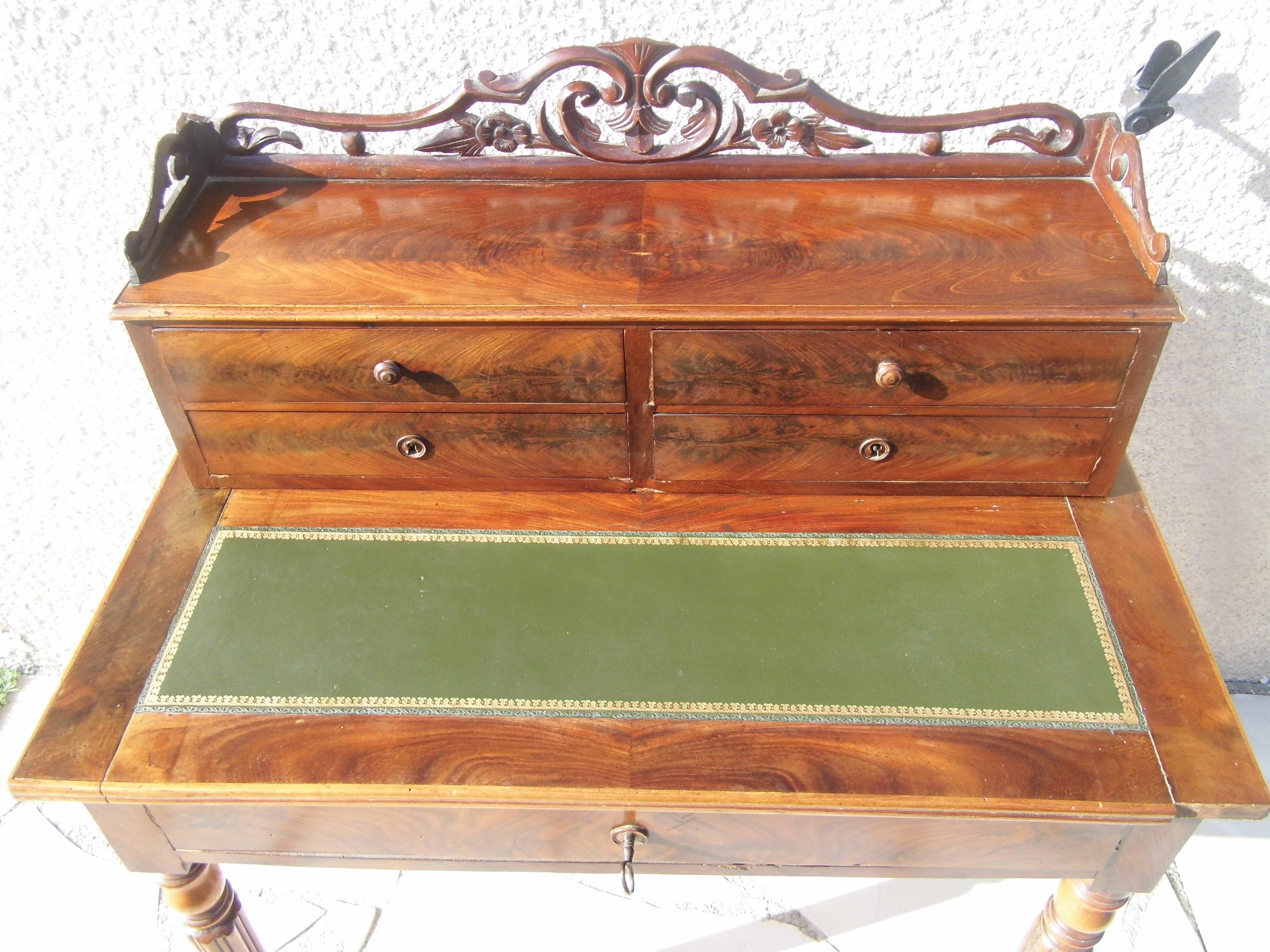 Bureau de dame ancien en acajou et cuir