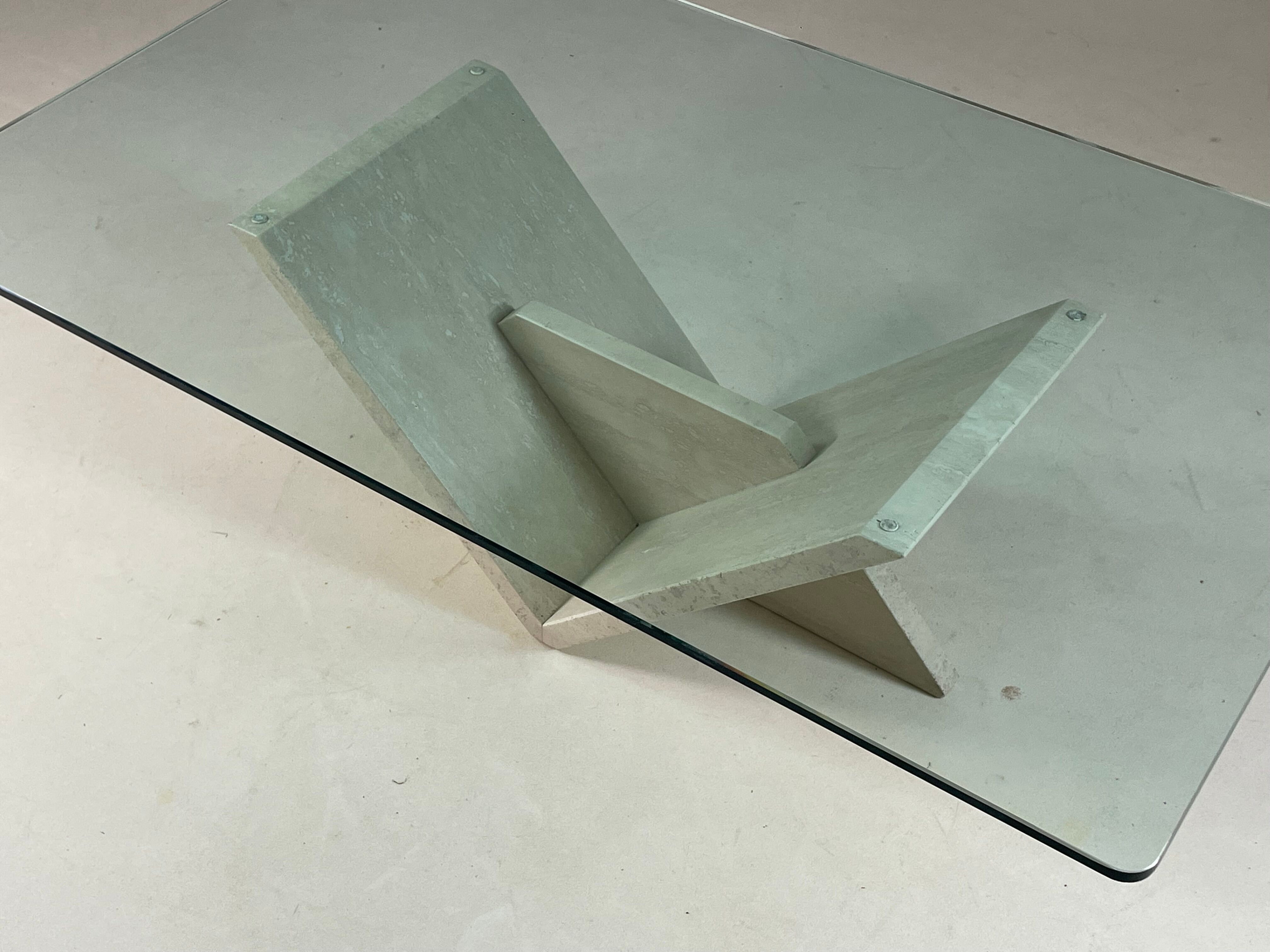 Table basse italienne en travertin et verre, 1970s