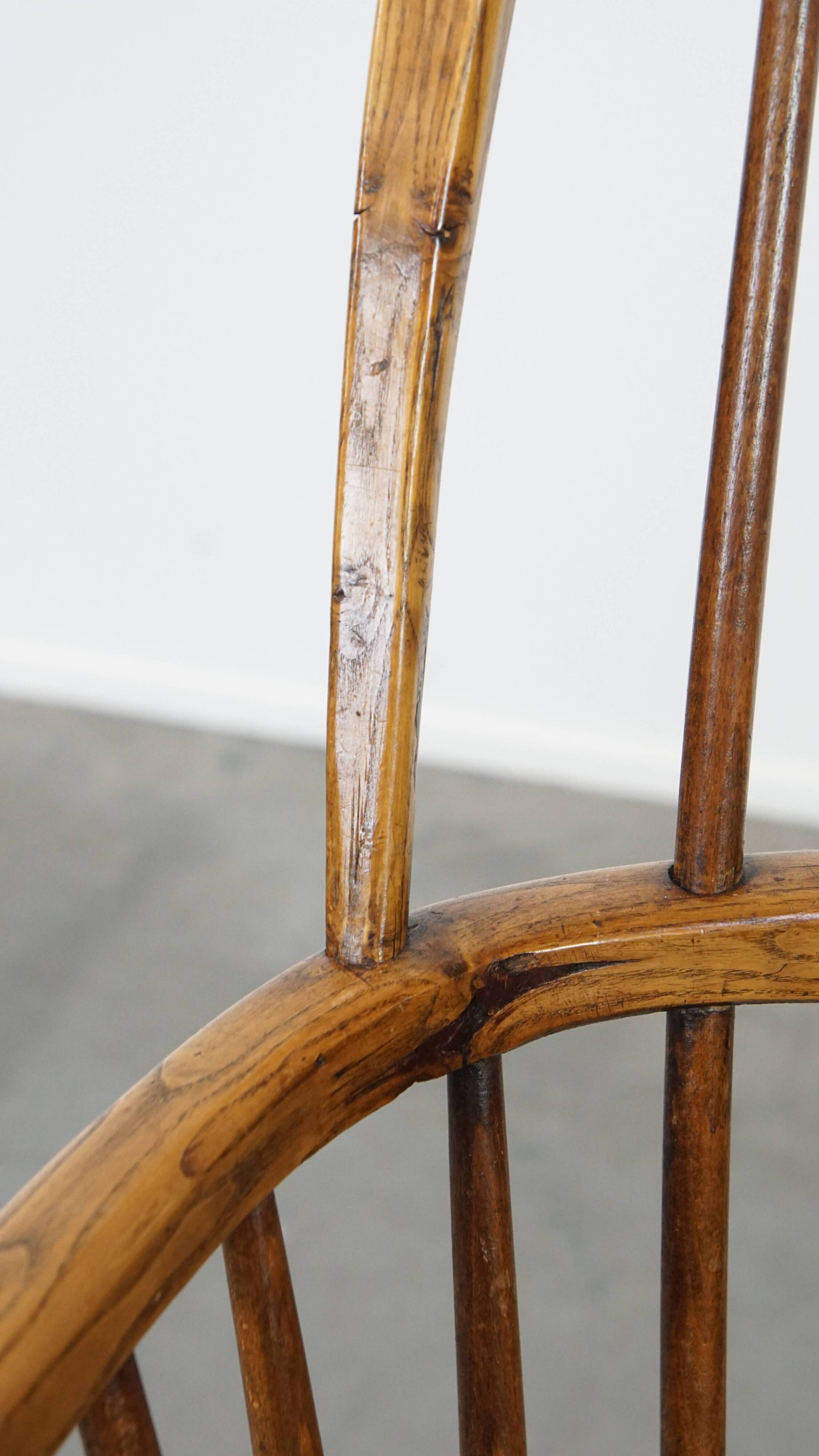 Antique English Windsor Chair from the 19th Century Made of Elm