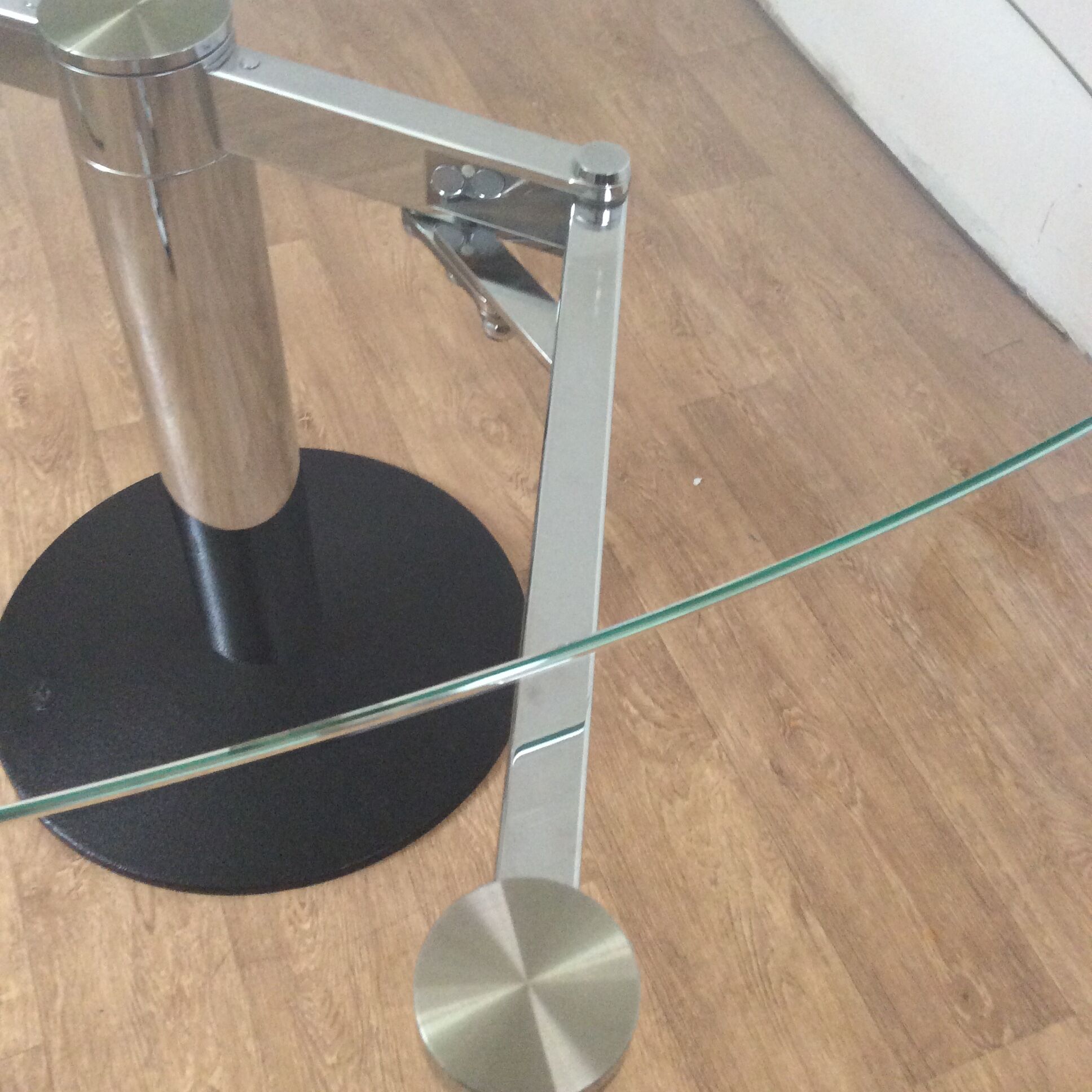 Groove extendable design dining table in tempered glass and chromed steel