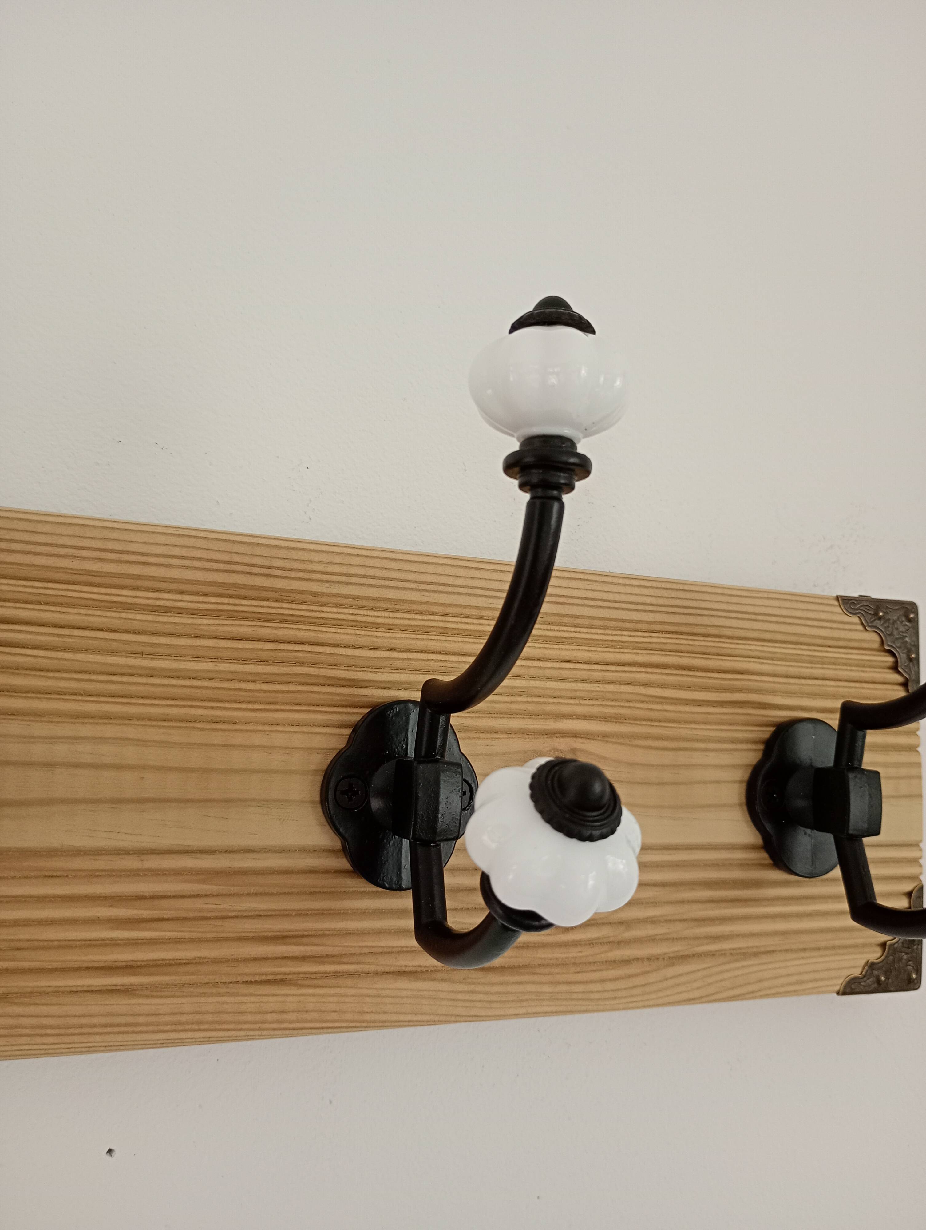 Vintage style wall coat rack in raw wood & metal – 4 double hooks – 45 cm