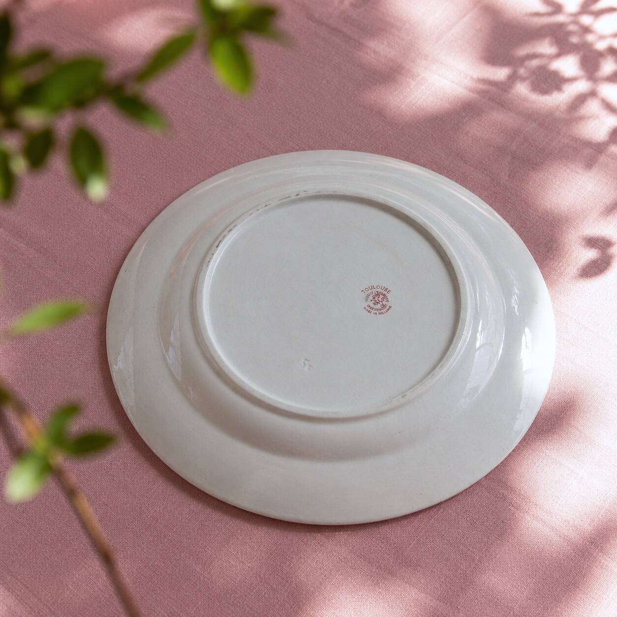 Round plate from the 19th century, pink ironstone, signed Maestricht "Toulouse"