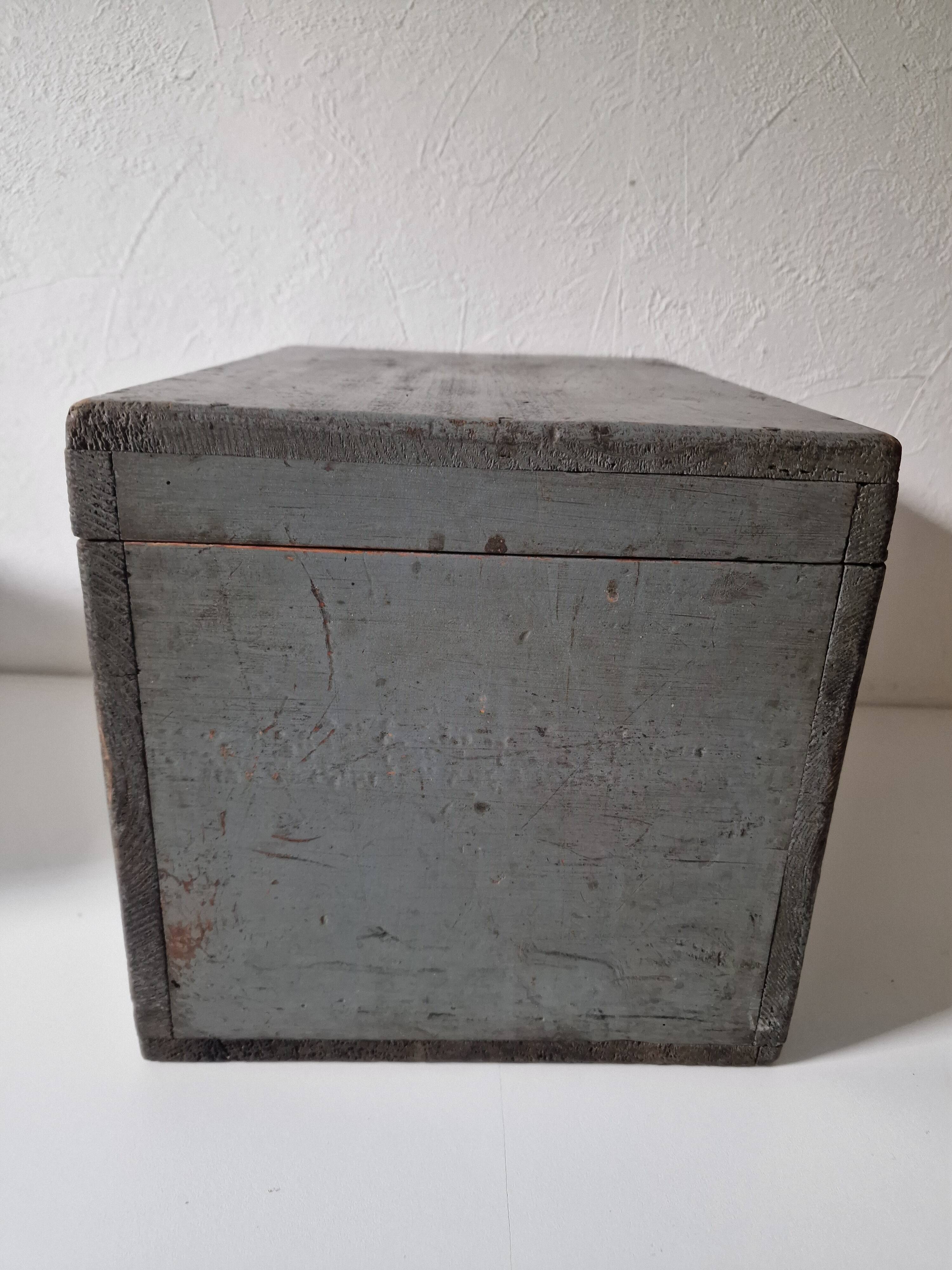 Boite coffre en bois patinée grise