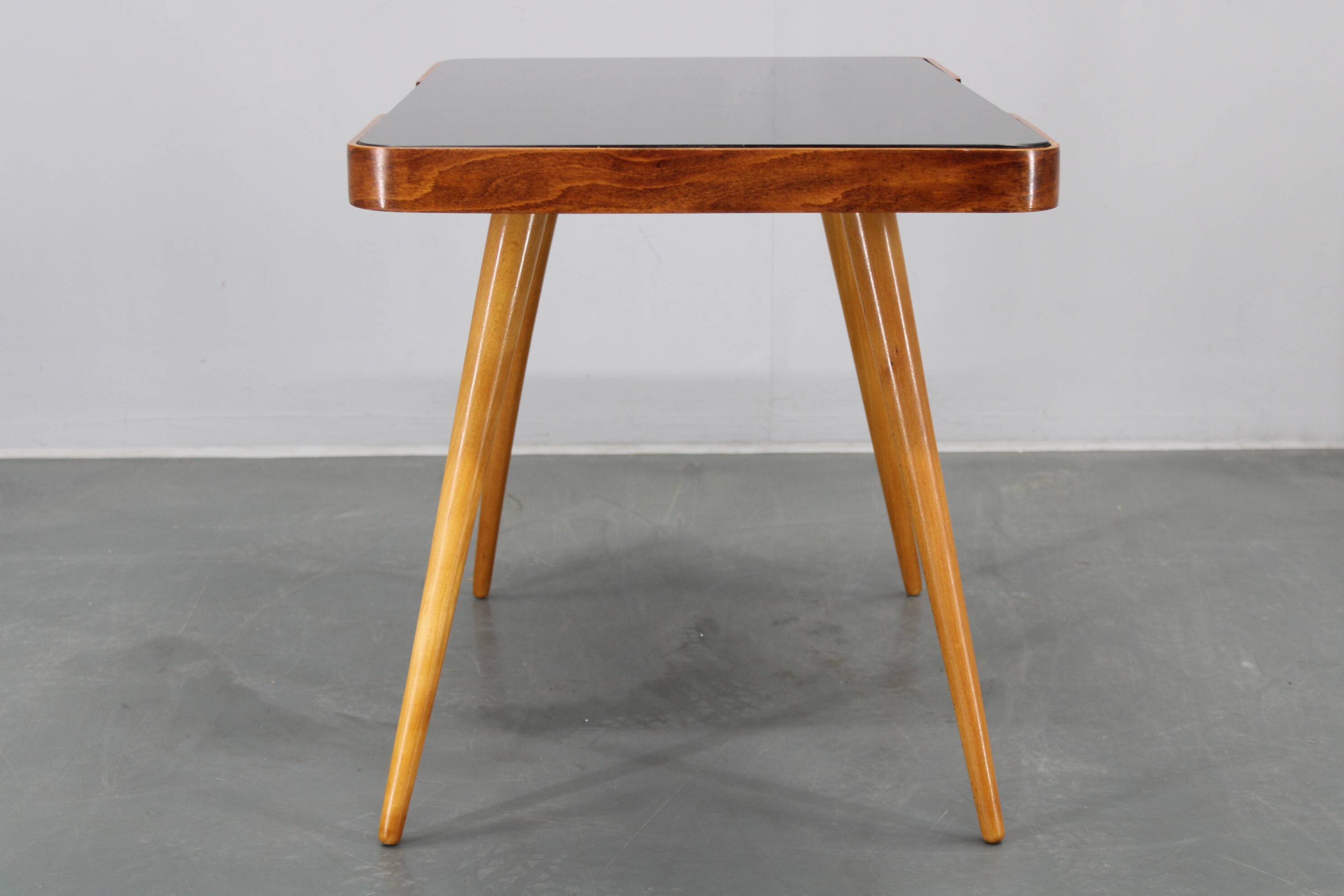 Table basse en hêtre et en verre opaque, années 1960, Tchécoslovaquie