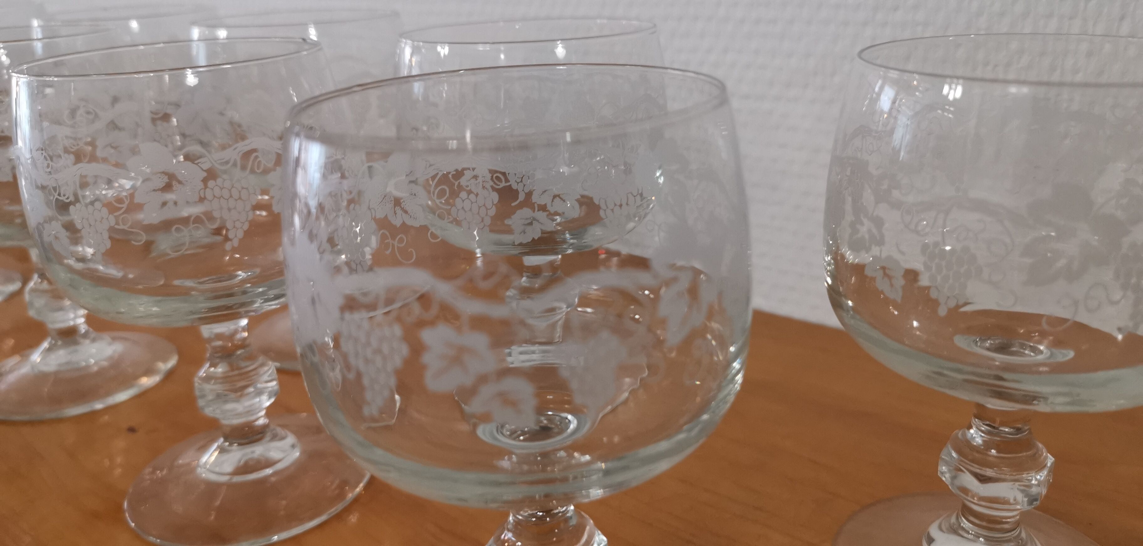 Set of 9 red wine glasses on feet, grape decoration and Luminarc vine shoot