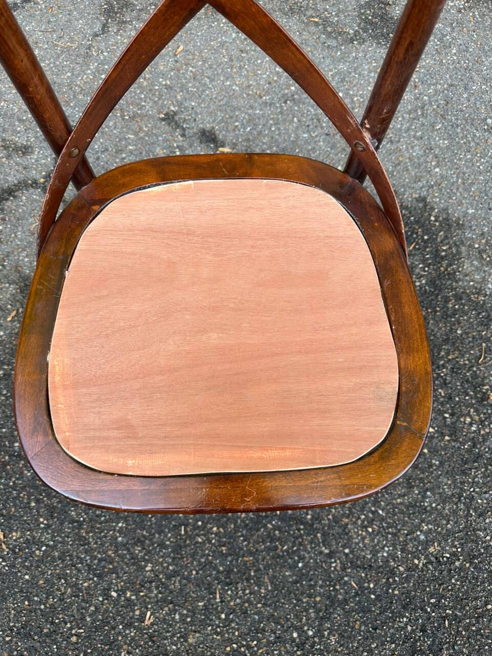 4 bistro chairs with curved wooden backs and cross braces / Crossback