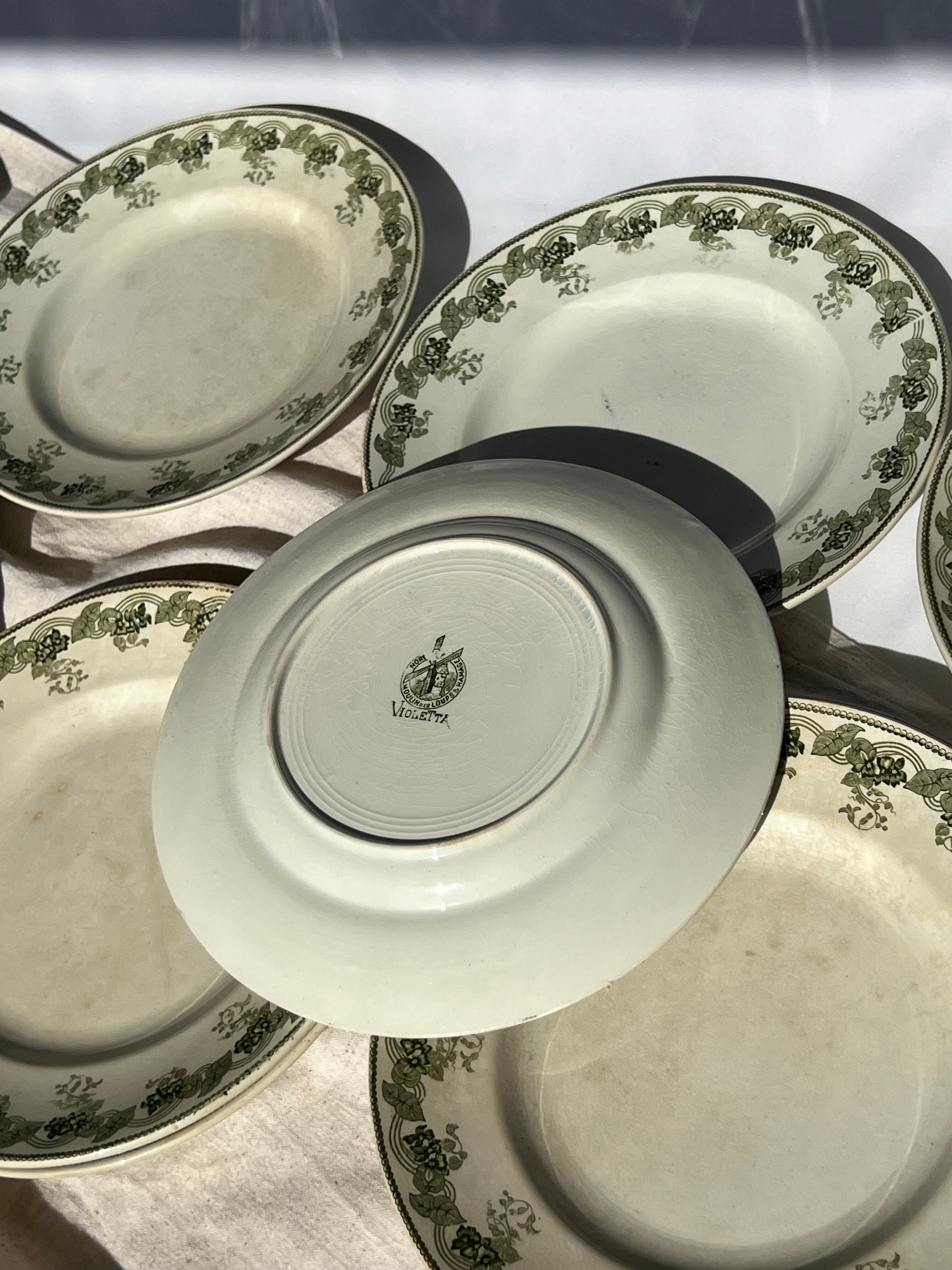 Moulin Des Loups & Hamage 12 plates model "Violetta" early twentieth century