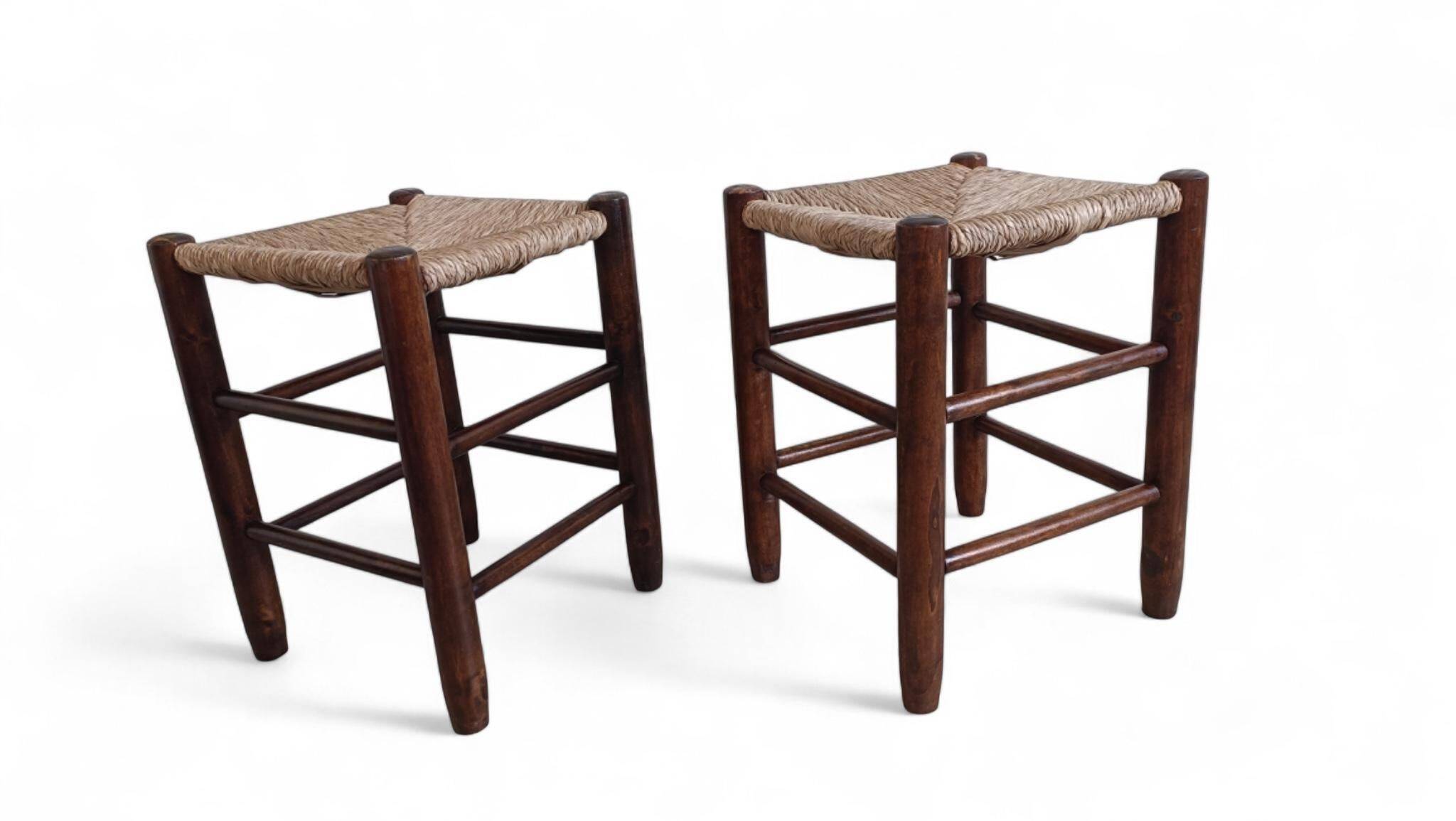 Style Charlotte Perriand, paire de tabourets en bois rustique et paille, France, vers 1950.