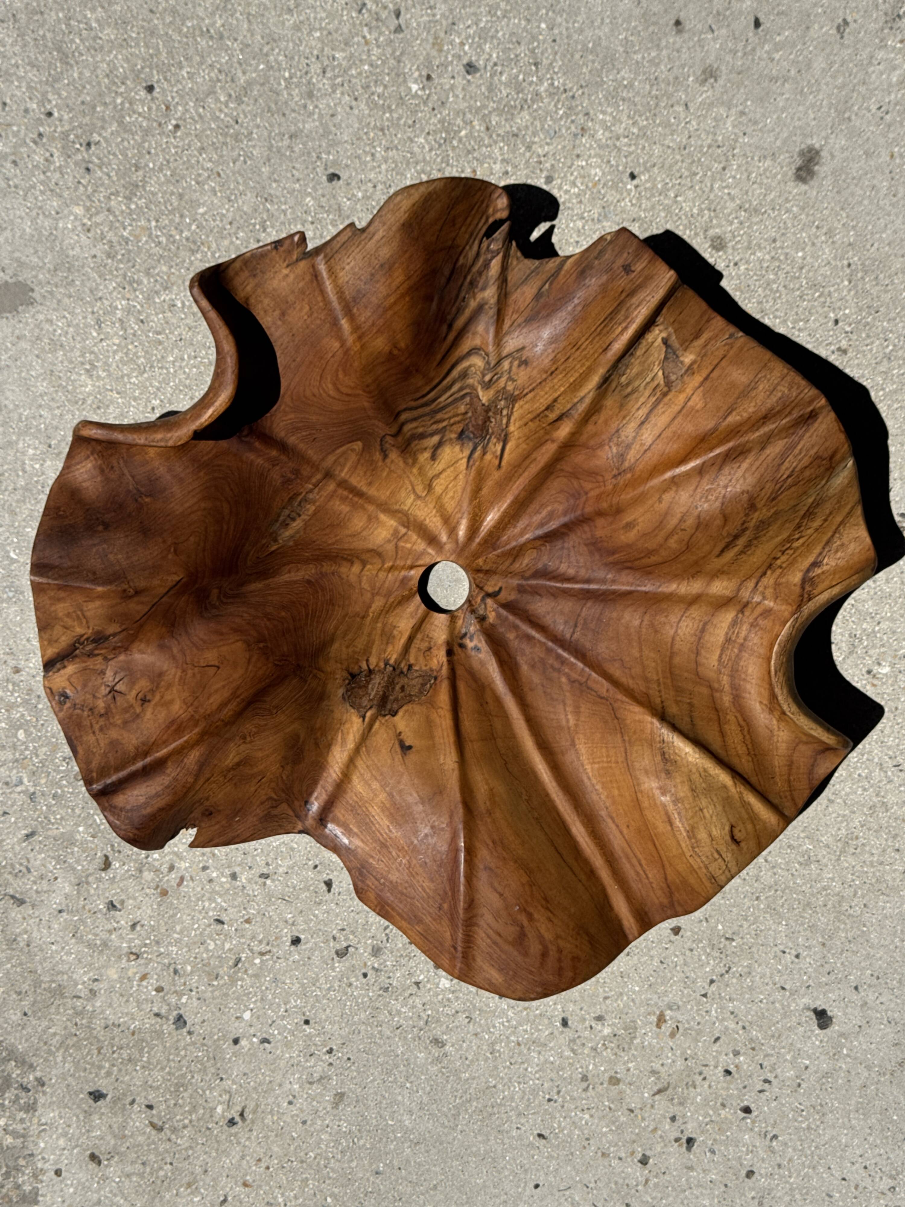 Very large wavy flat leaf suspension in teak with flower stripes D:60