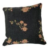 Coussin lin motif floral noir rose