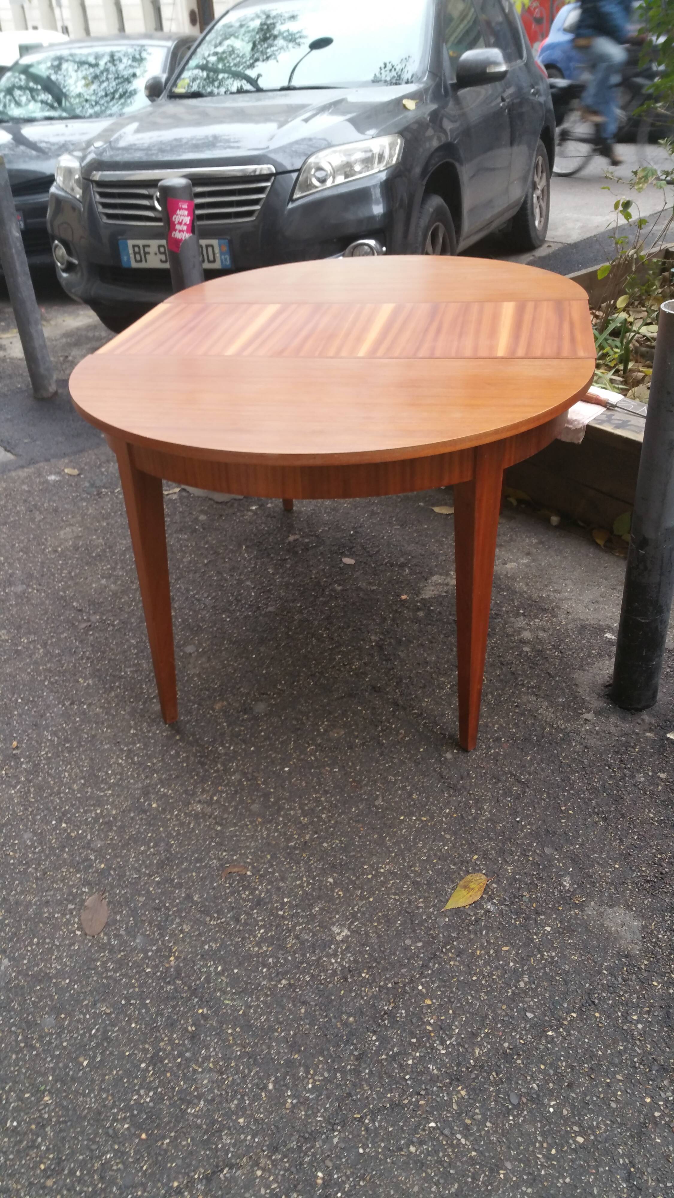 Table scandinave