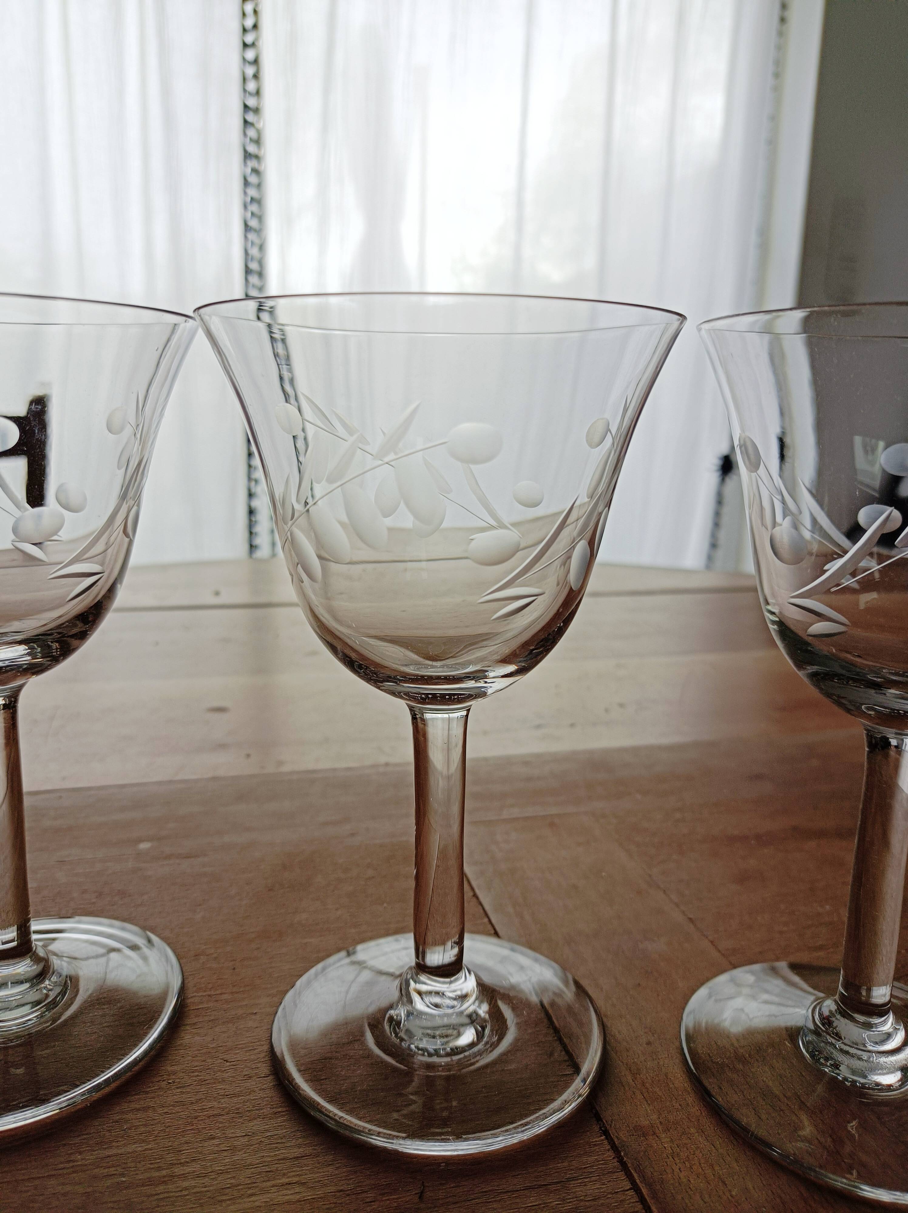 Set of 6 engraved glass stemware glasses