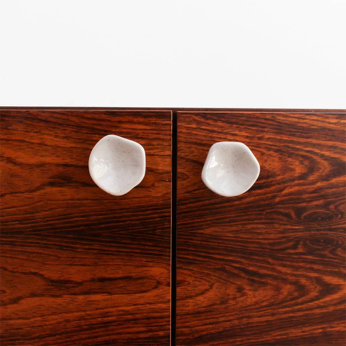 Buffet en palissandre avec des pieds en métal gris clair en forme de épingle.
