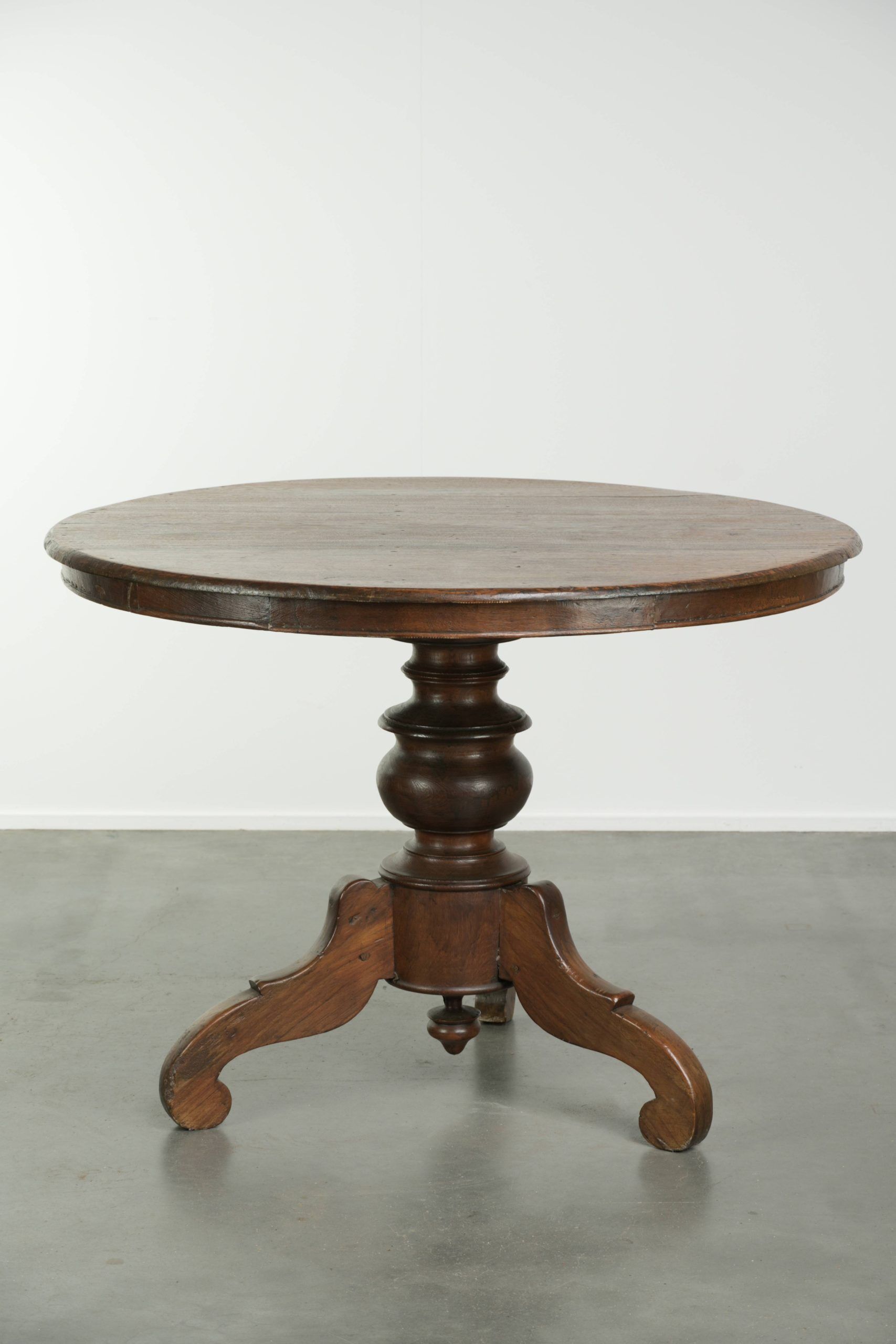 Table à manger ronde rustique en bois subtil avec une belle apparence.
