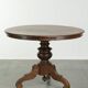 Table à manger ronde rustique en bois subtil avec une belle apparence.