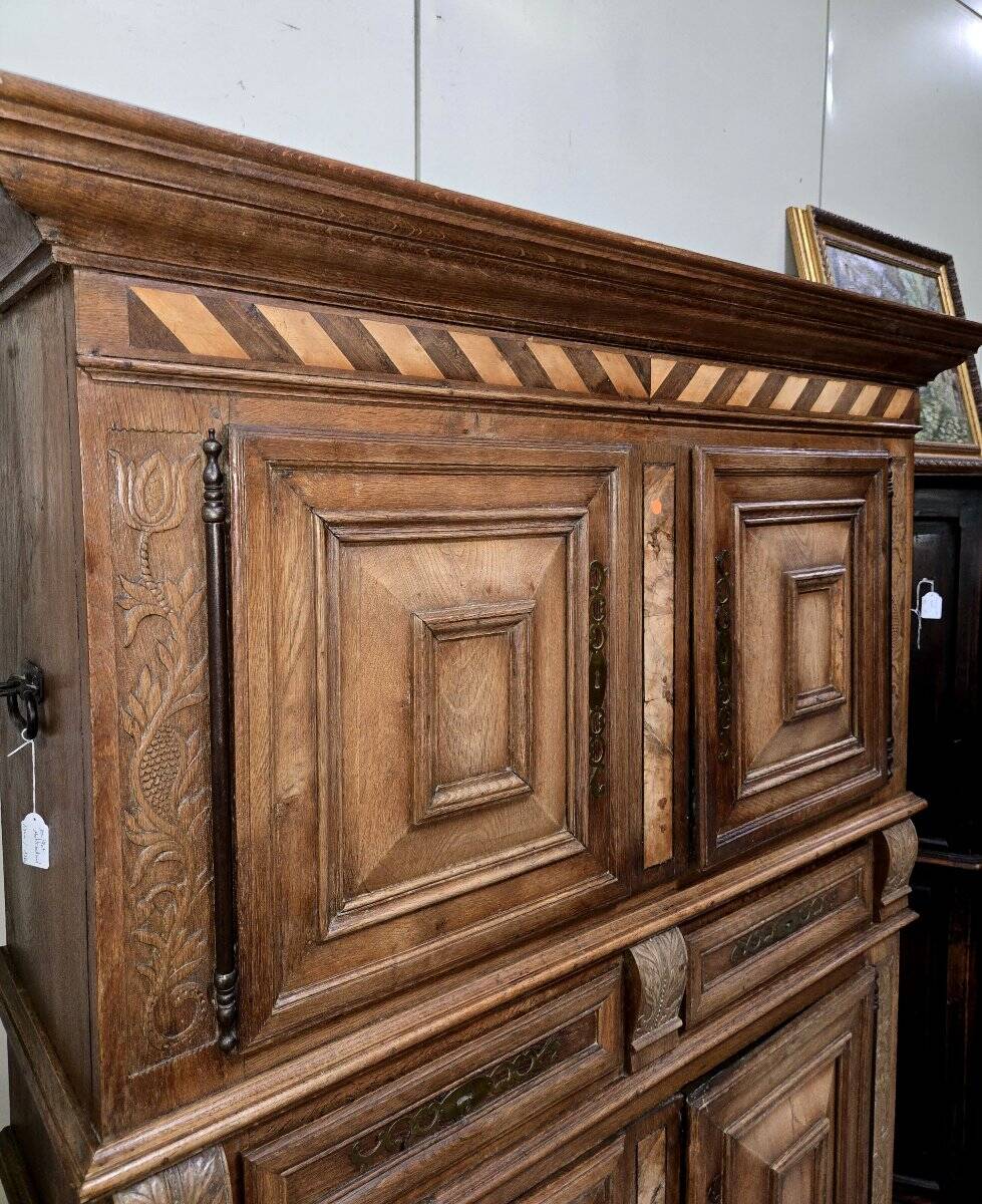 Buffet cabinet from Montbéliard, 18th century, in carved oak.