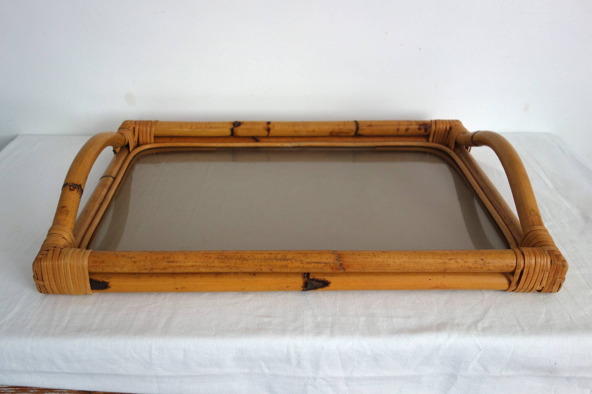 Plateau vintage bambou verre fumé années 70