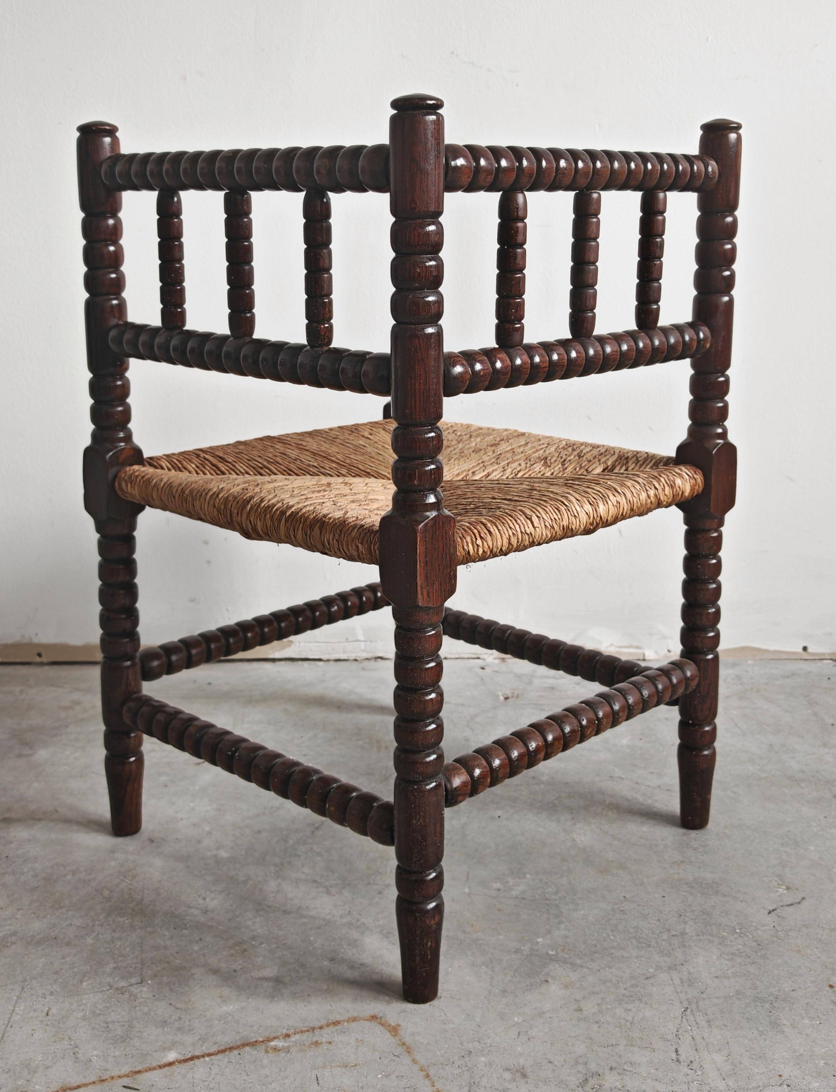 Chaise d’angle française provinciale ancienne en chêne sculpté, 1910