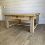 Grande table basse ancienne en chêne massif aérogommé - Style rustique chic