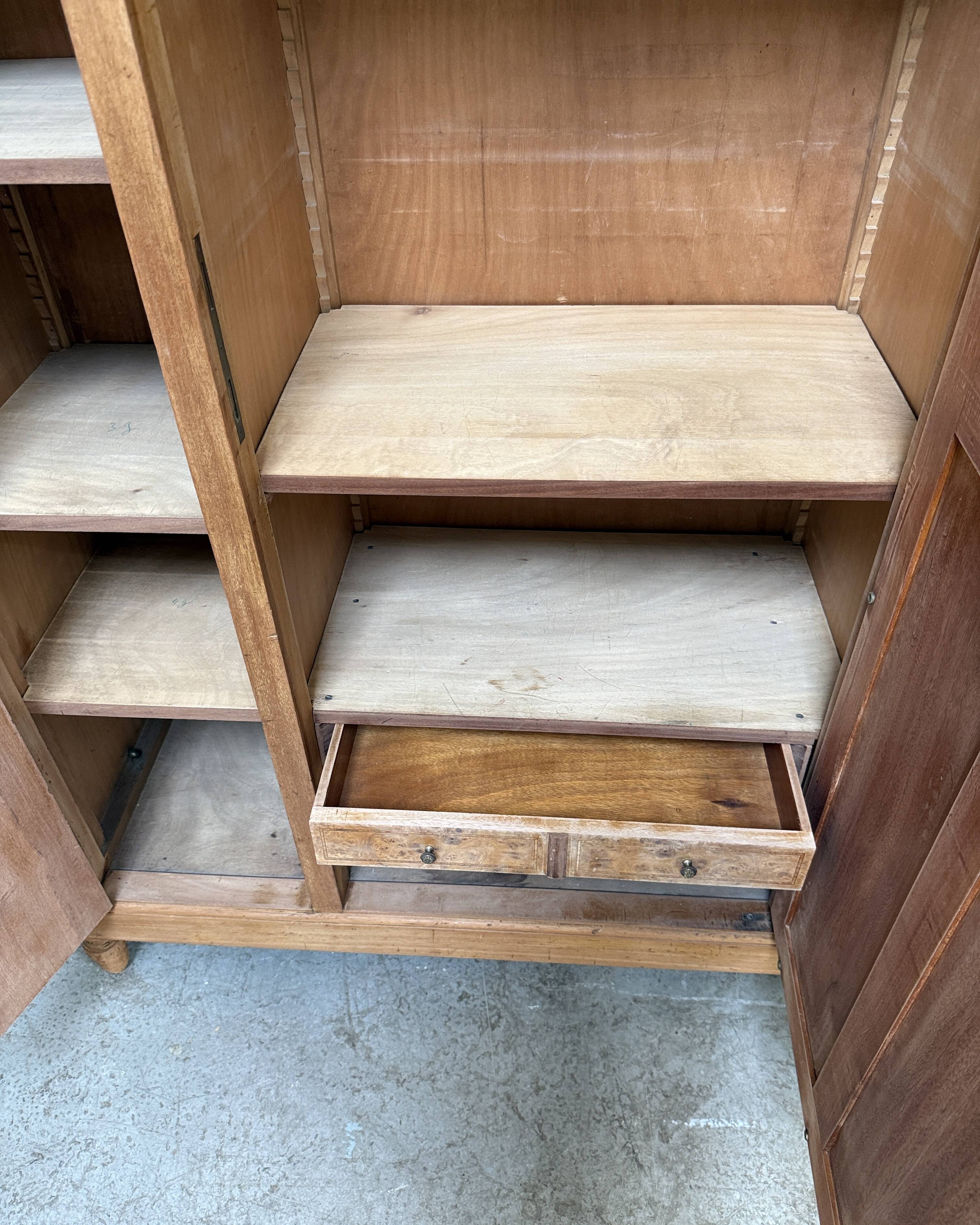 Armoire Art Déco en érable moucheté, rénovée